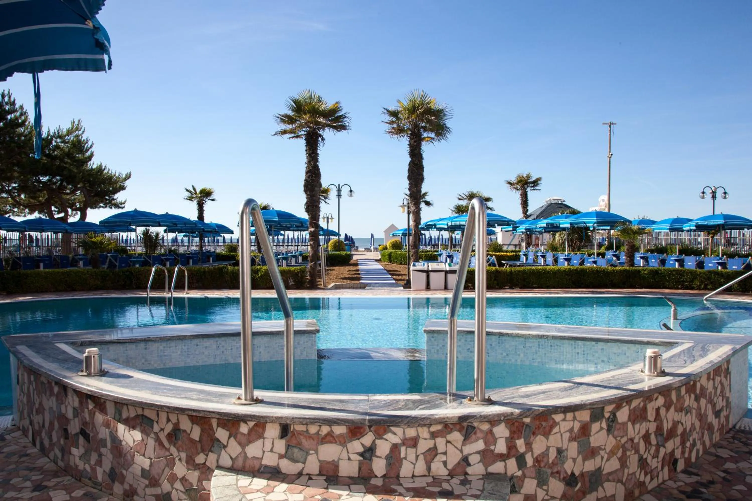 Swimming pool in Regent's Hotel