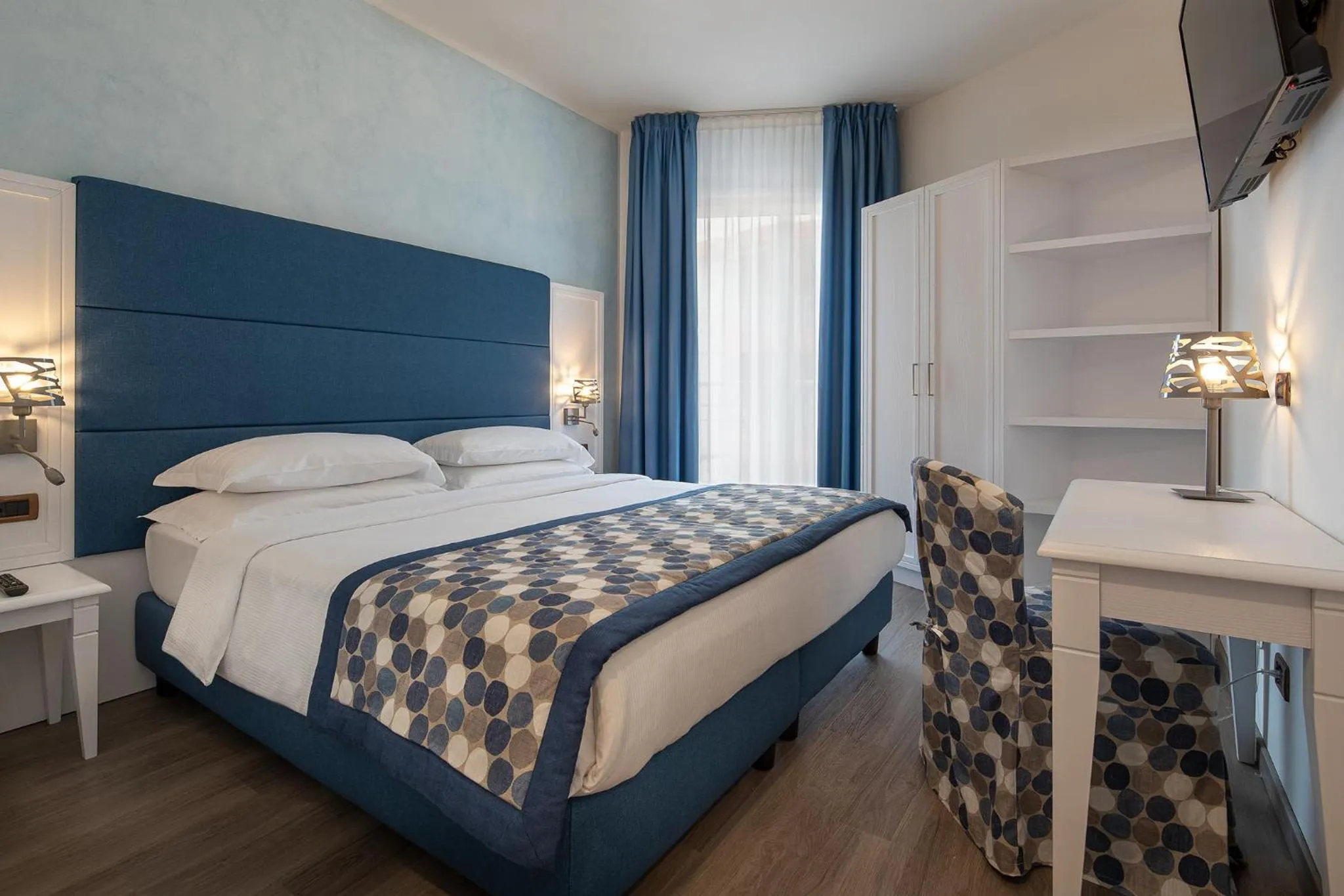 Photo of the whole room, Bed in Regent's Hotel