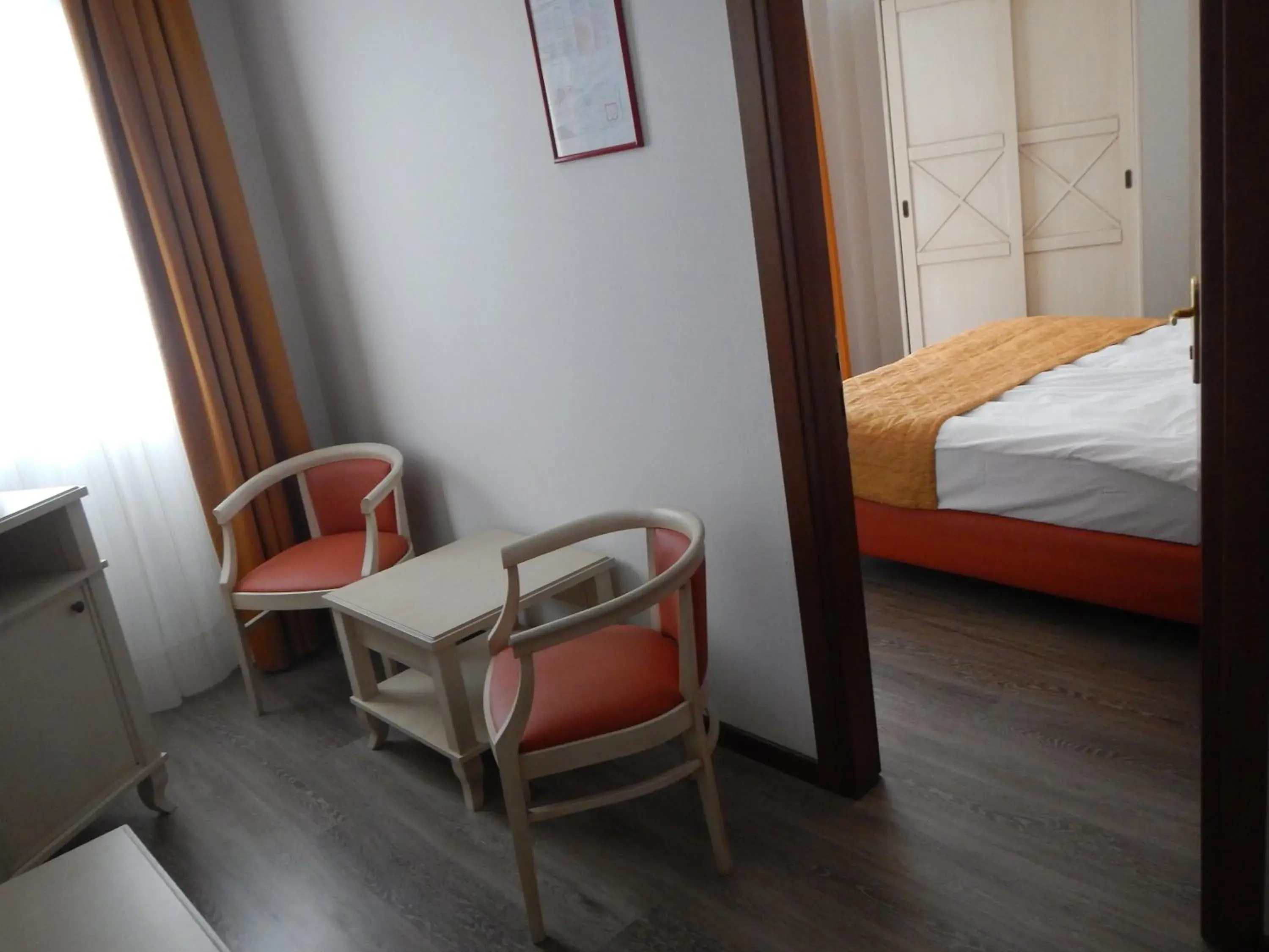 Seating area, Bed in Regent's Hotel