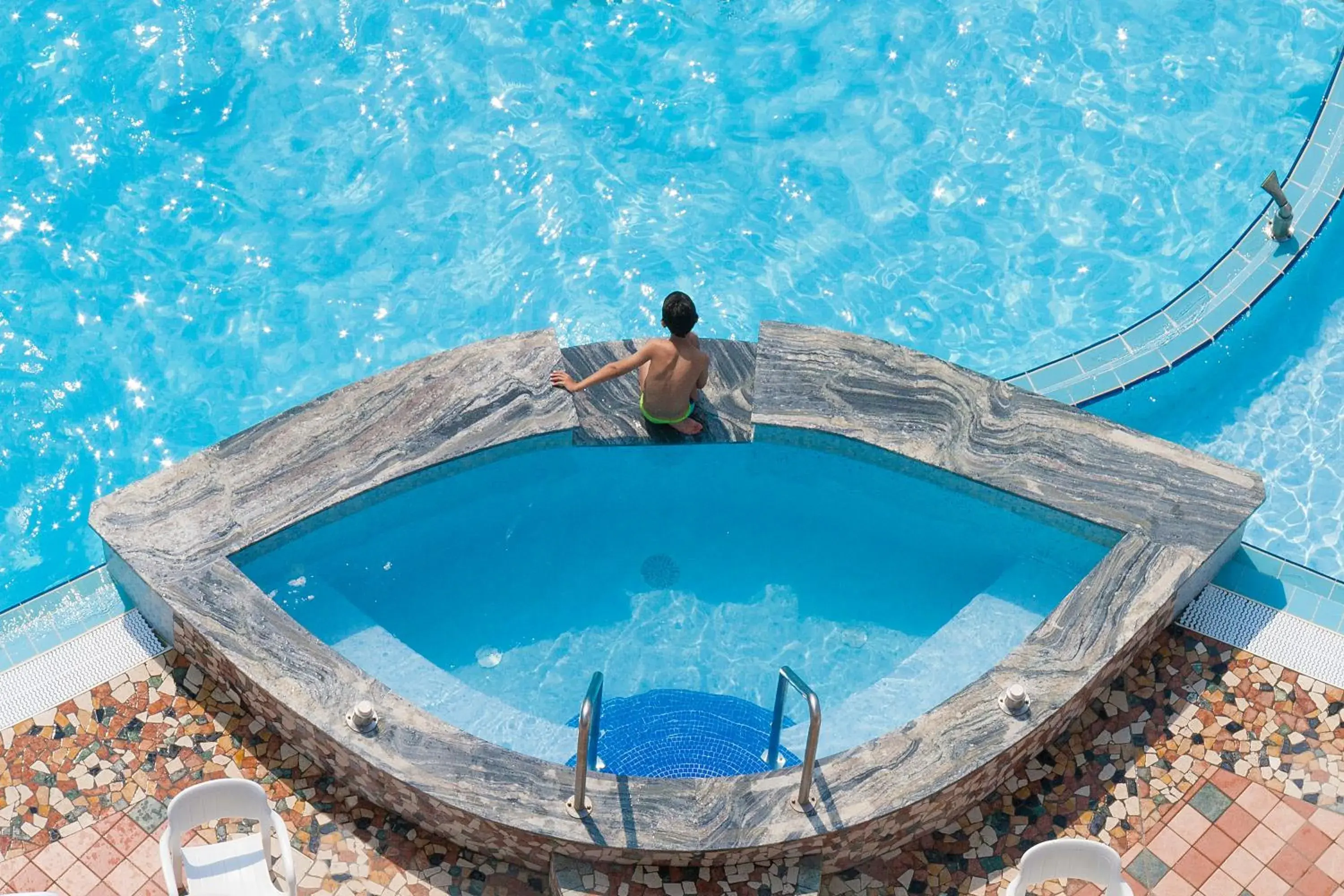 Hot Tub, Swimming Pool in Regent's Hotel