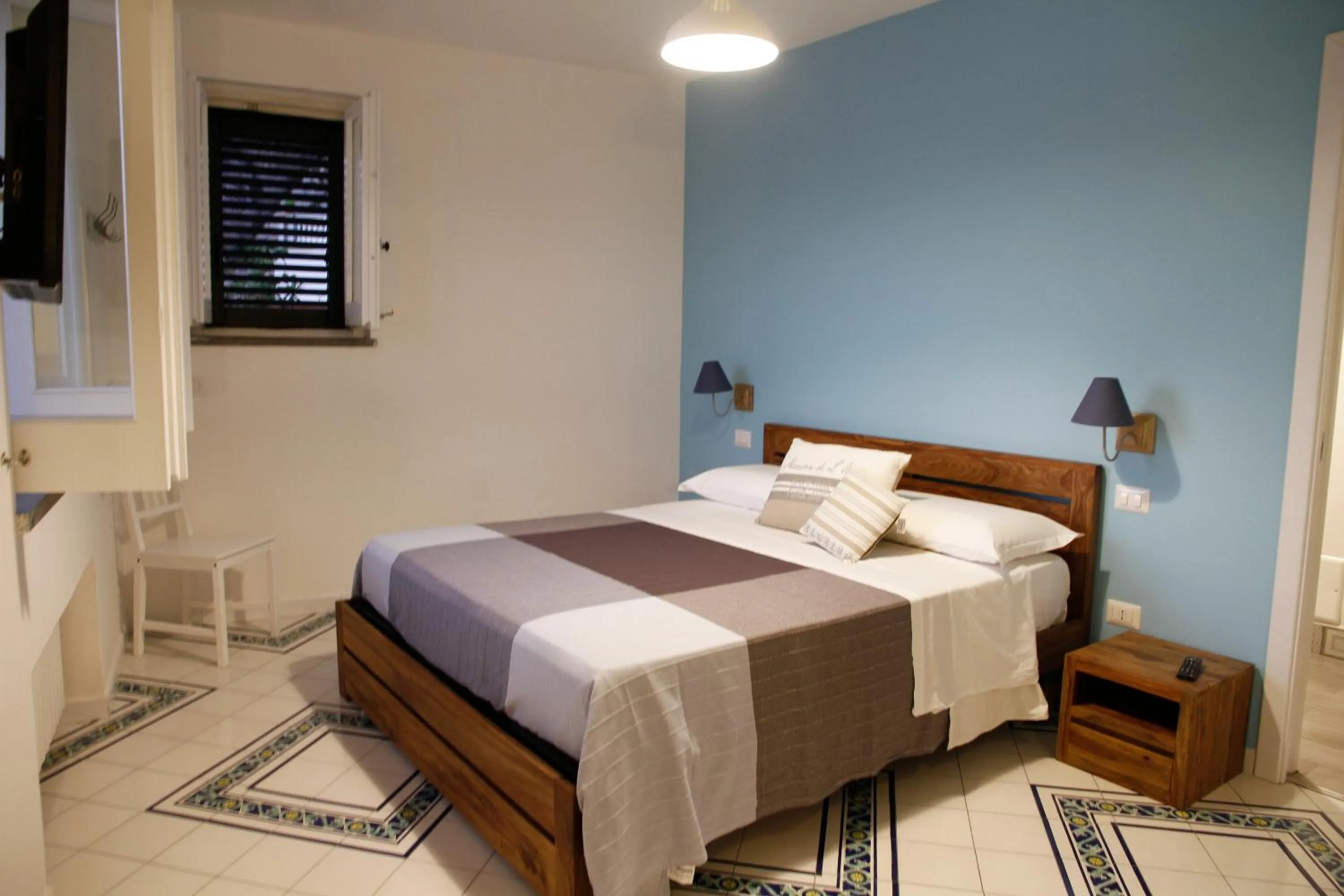 Shower, Bed in Villa Caruso