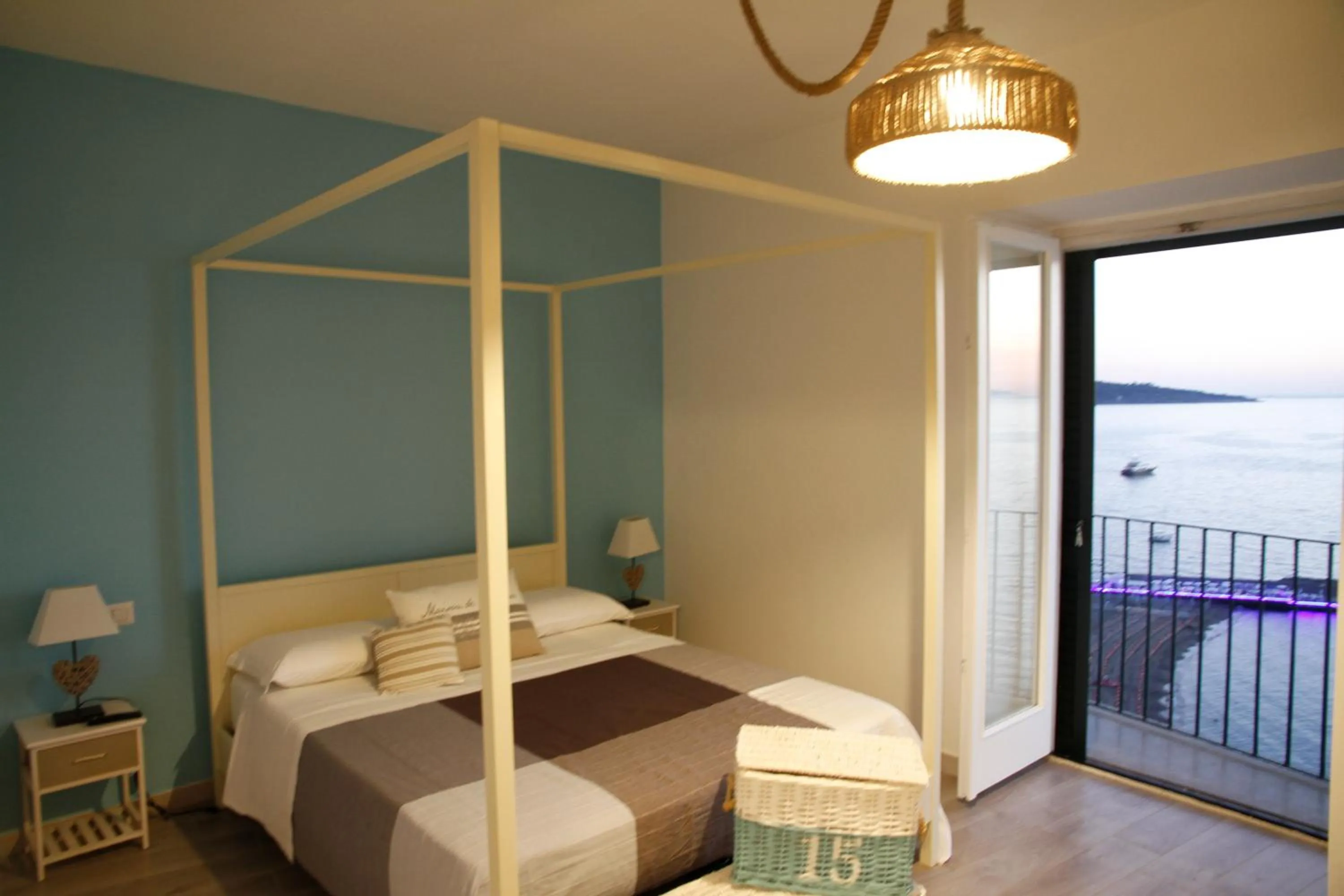 Sea view, Bed in Villa Caruso