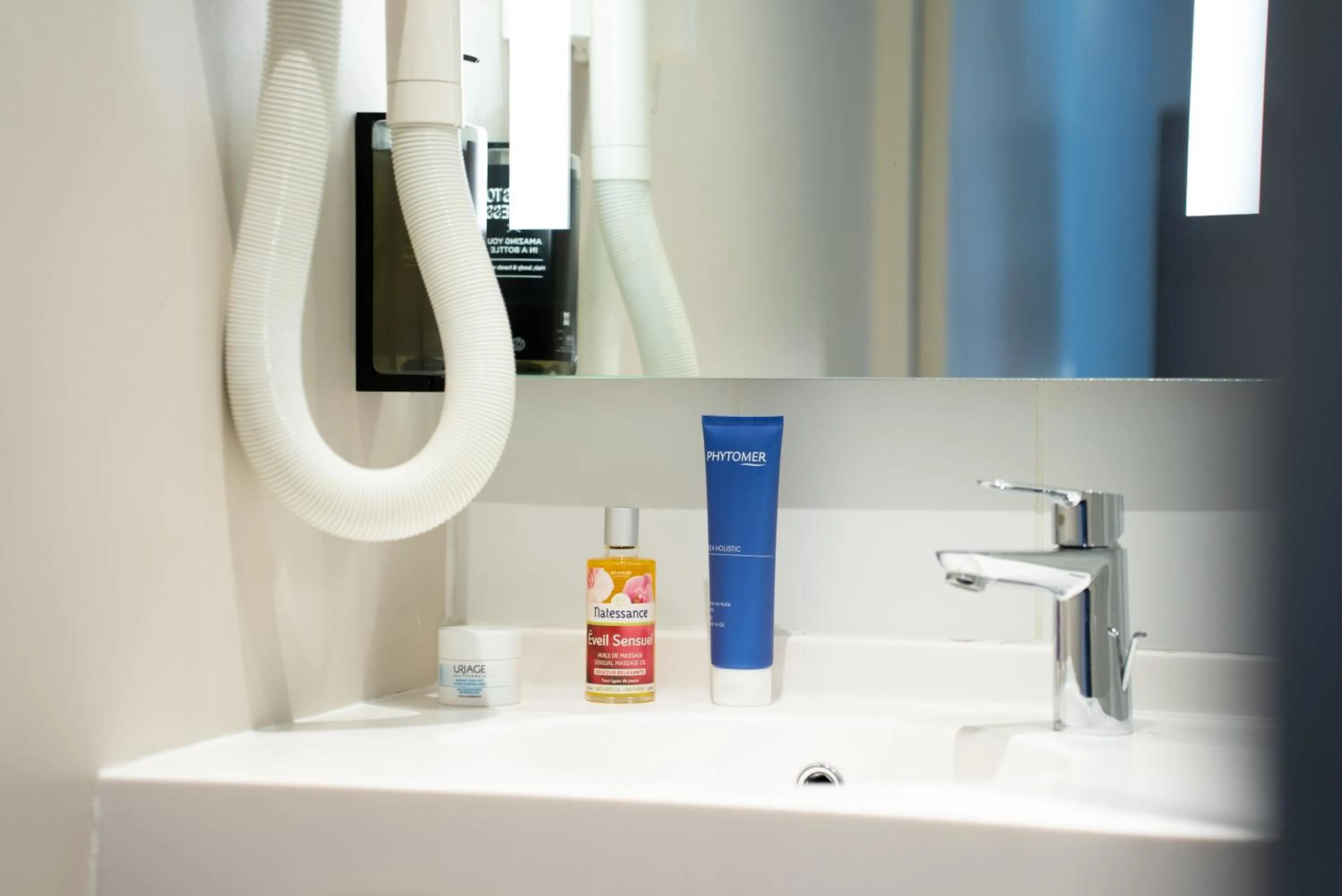 Bathroom in ibis Styles Quimper