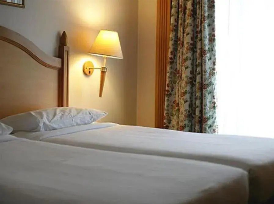 Day, Bed in Savoy Suites Noida Day, Bed in Savoy Suites Noida