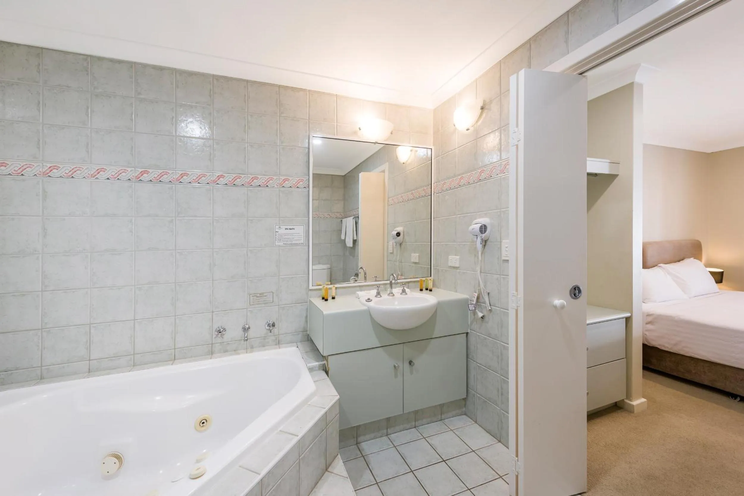 Shower, Bed in Mandurah Quay Resort