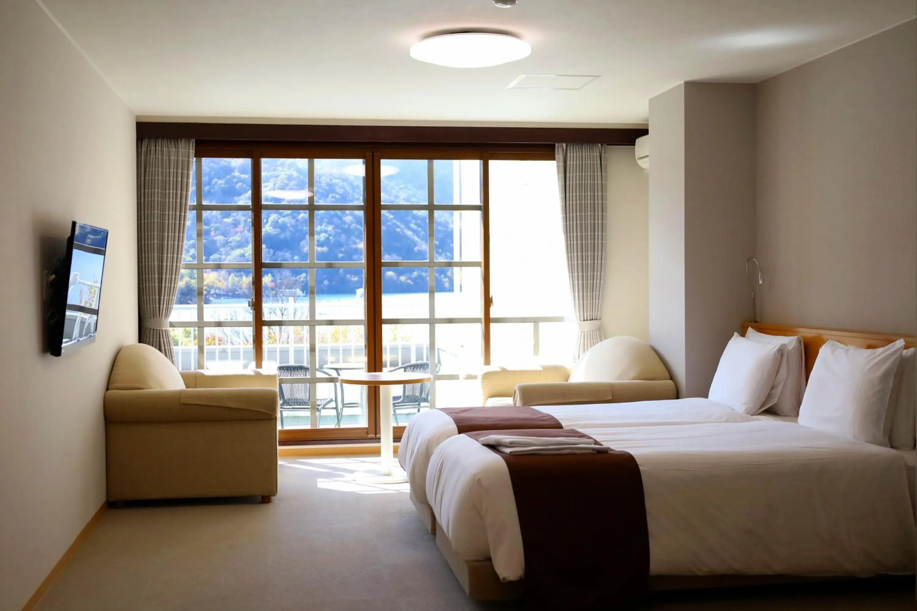 Lake view in Hatago Nagomi