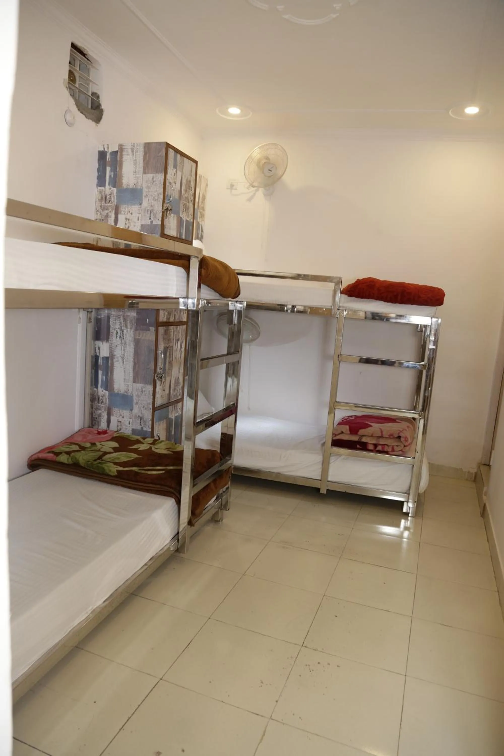bunk bed in Backpackers Heaven New King - New Delhi Train Station