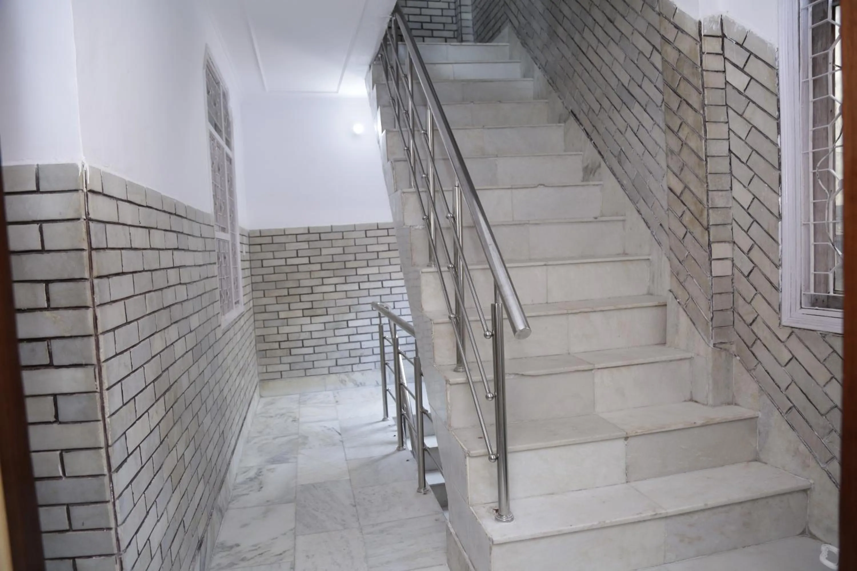 Facade/entrance in Backpackers Heaven New King - New Delhi Train Station