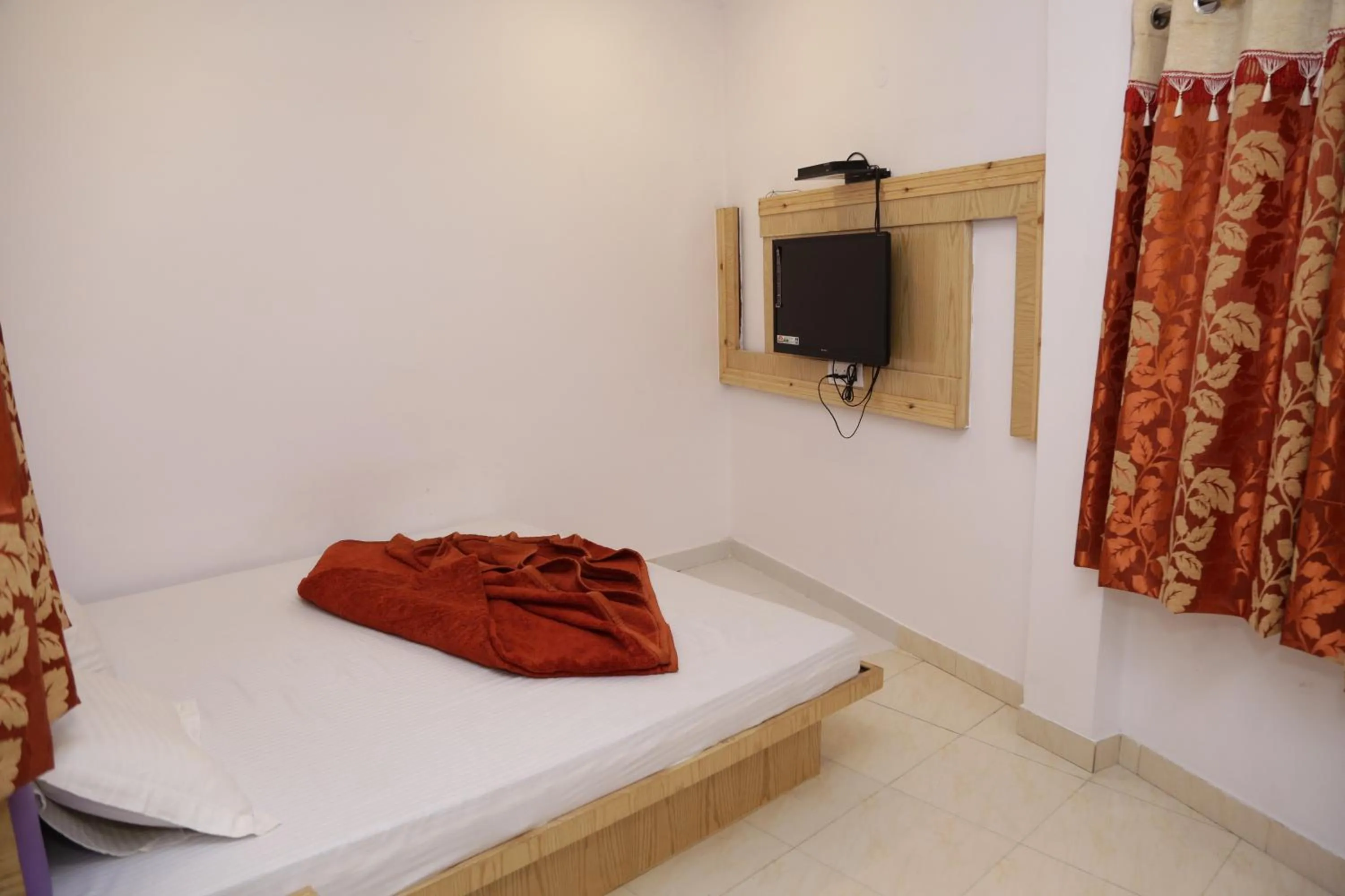 cot in Backpackers Heaven New King - New Delhi Train Station