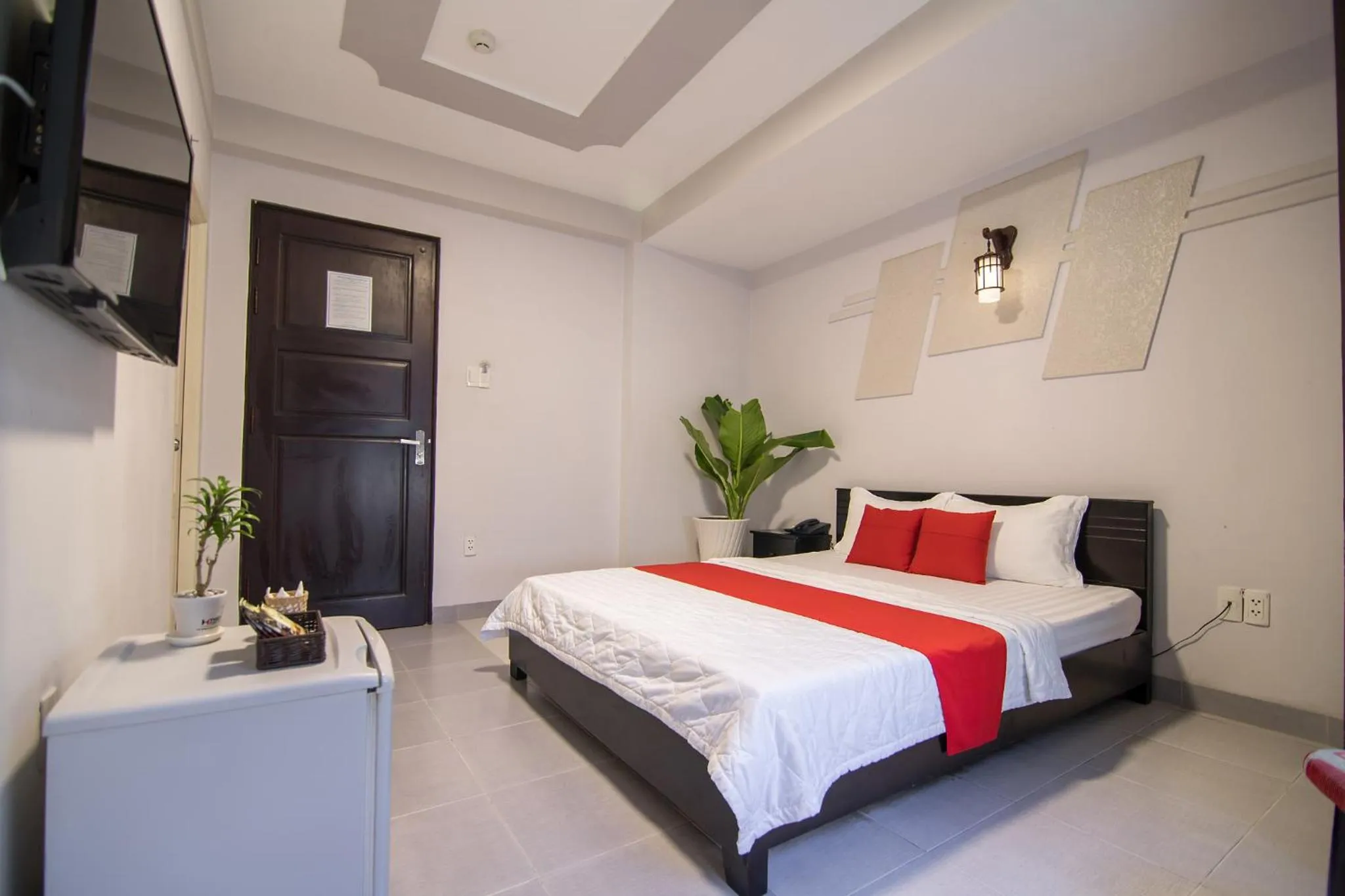 Communal lounge/ TV room, Bed in Bin Bin Hotel 1 - Near RMIT University