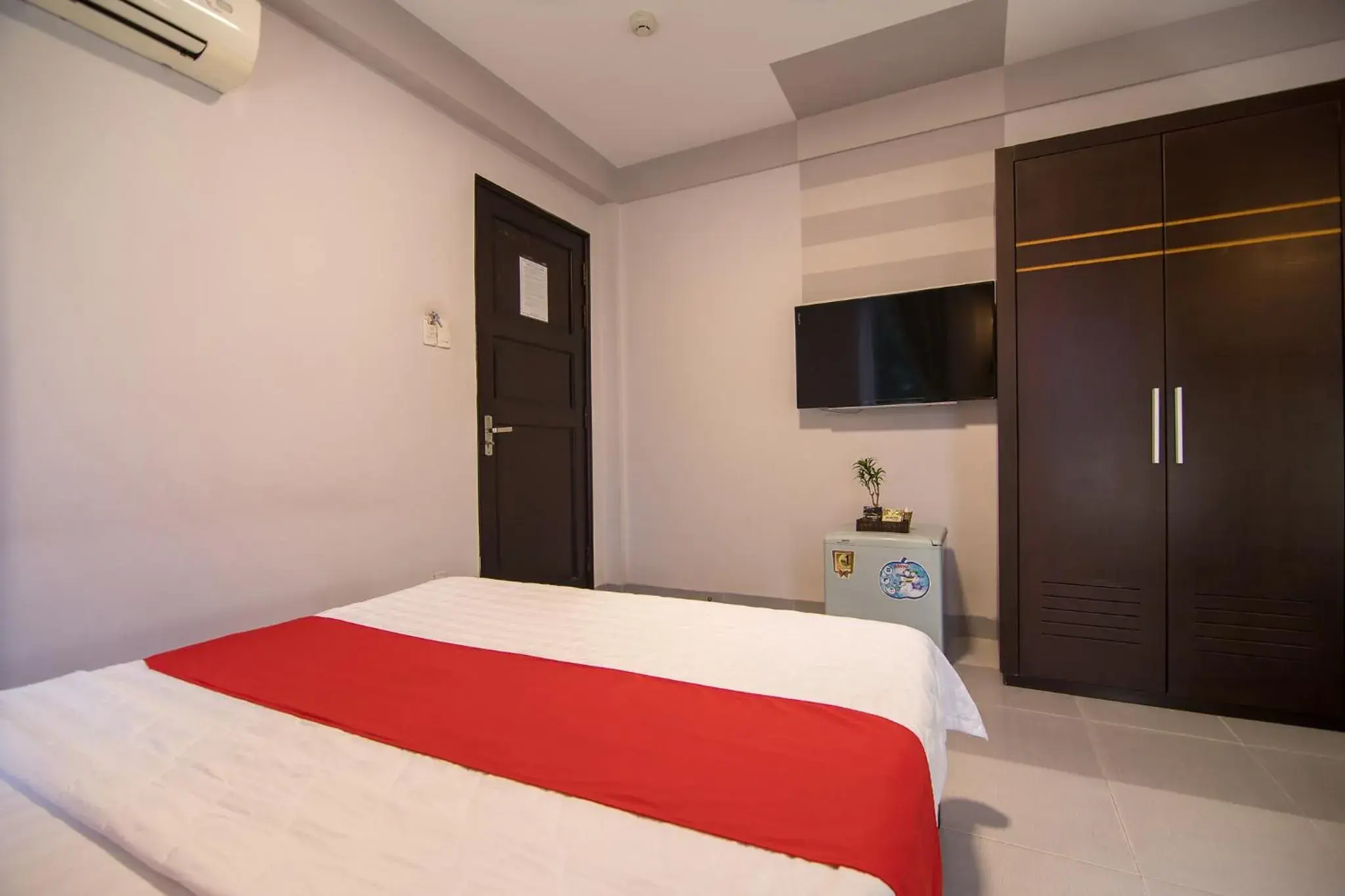 Communal lounge/ TV room, Bed in Bin Bin Hotel 1 - Near RMIT University Communal lounge/ TV room, Bed in Bin Bin Hotel 1 - Near RMIT University