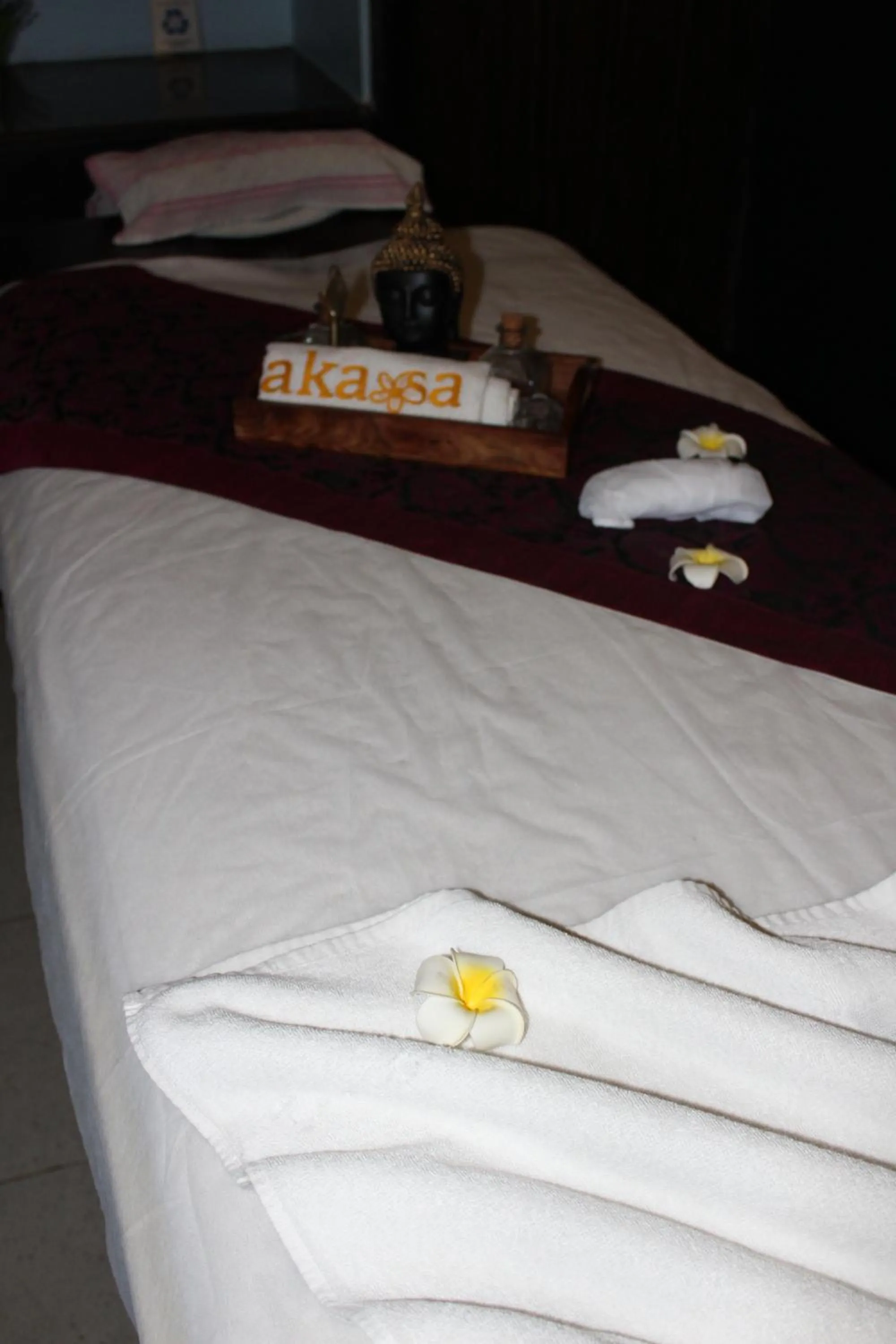 Spa and wellness centre/facilities, Bed in Pride Plaza Hotel, Ahmedabad