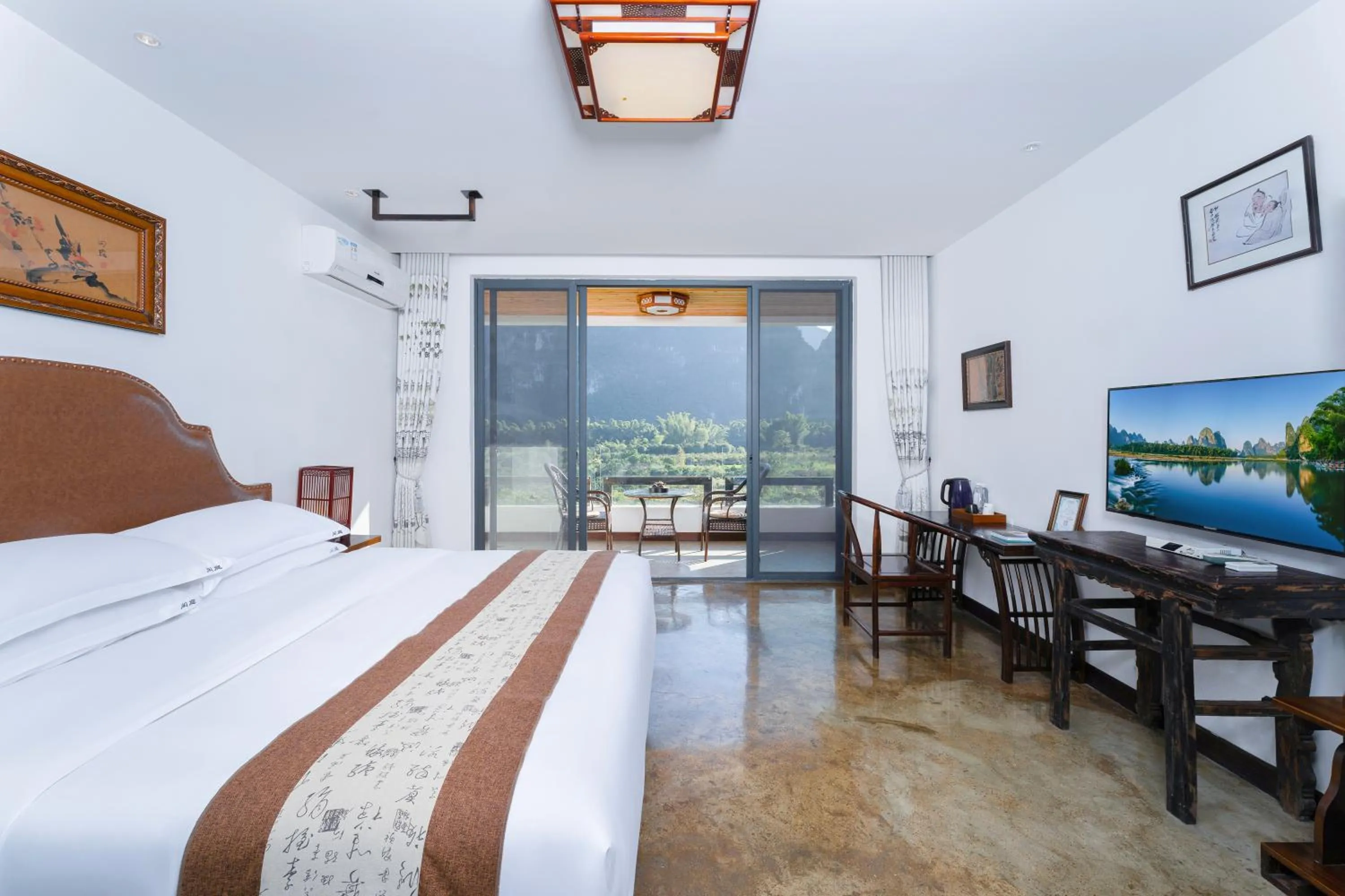 TV and multimedia, Bed in Leisure Courtyard Hotel Yangshuo