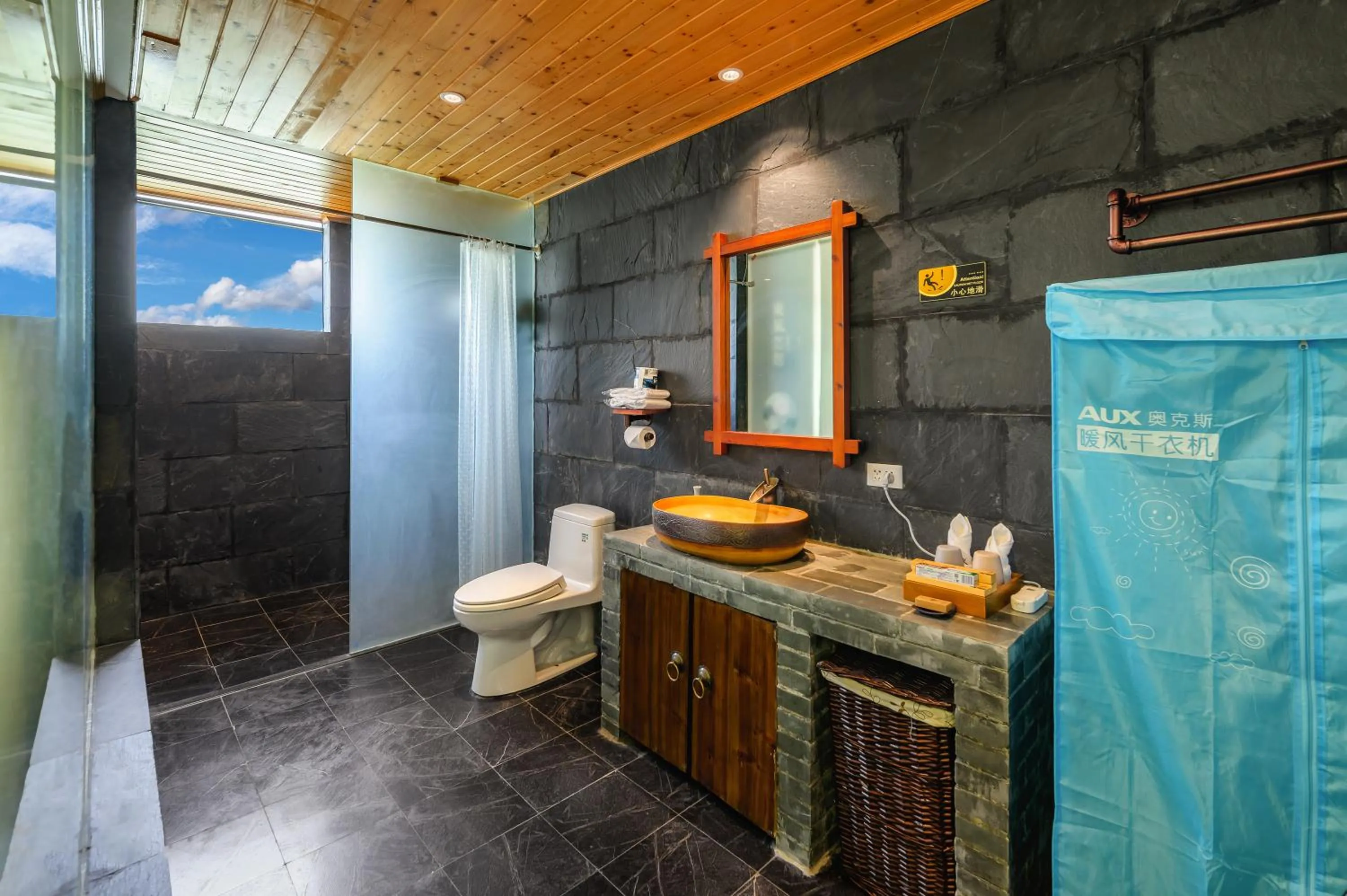 Shower in Leisure Courtyard Hotel Yangshuo