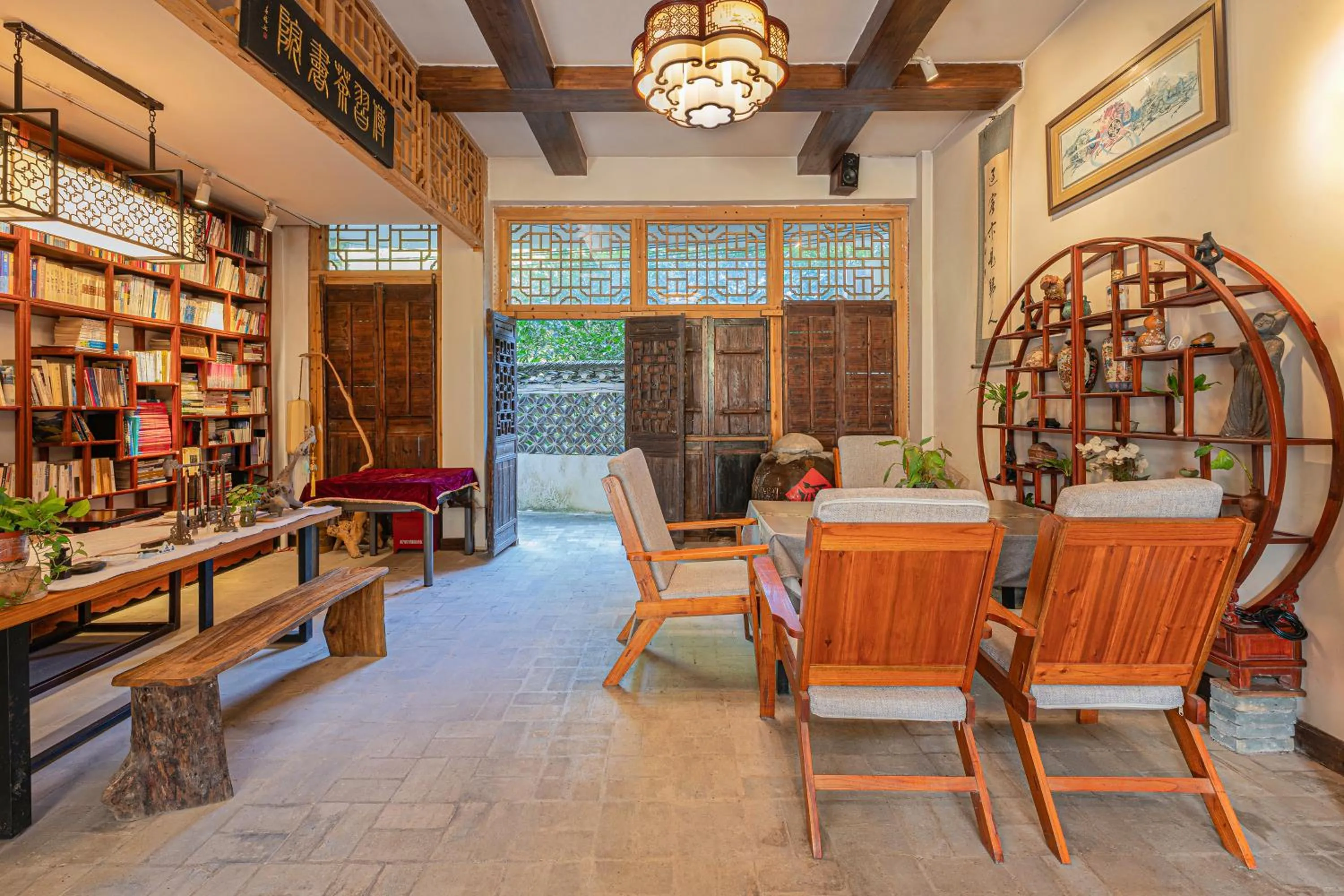 Library in Leisure Courtyard Hotel Yangshuo