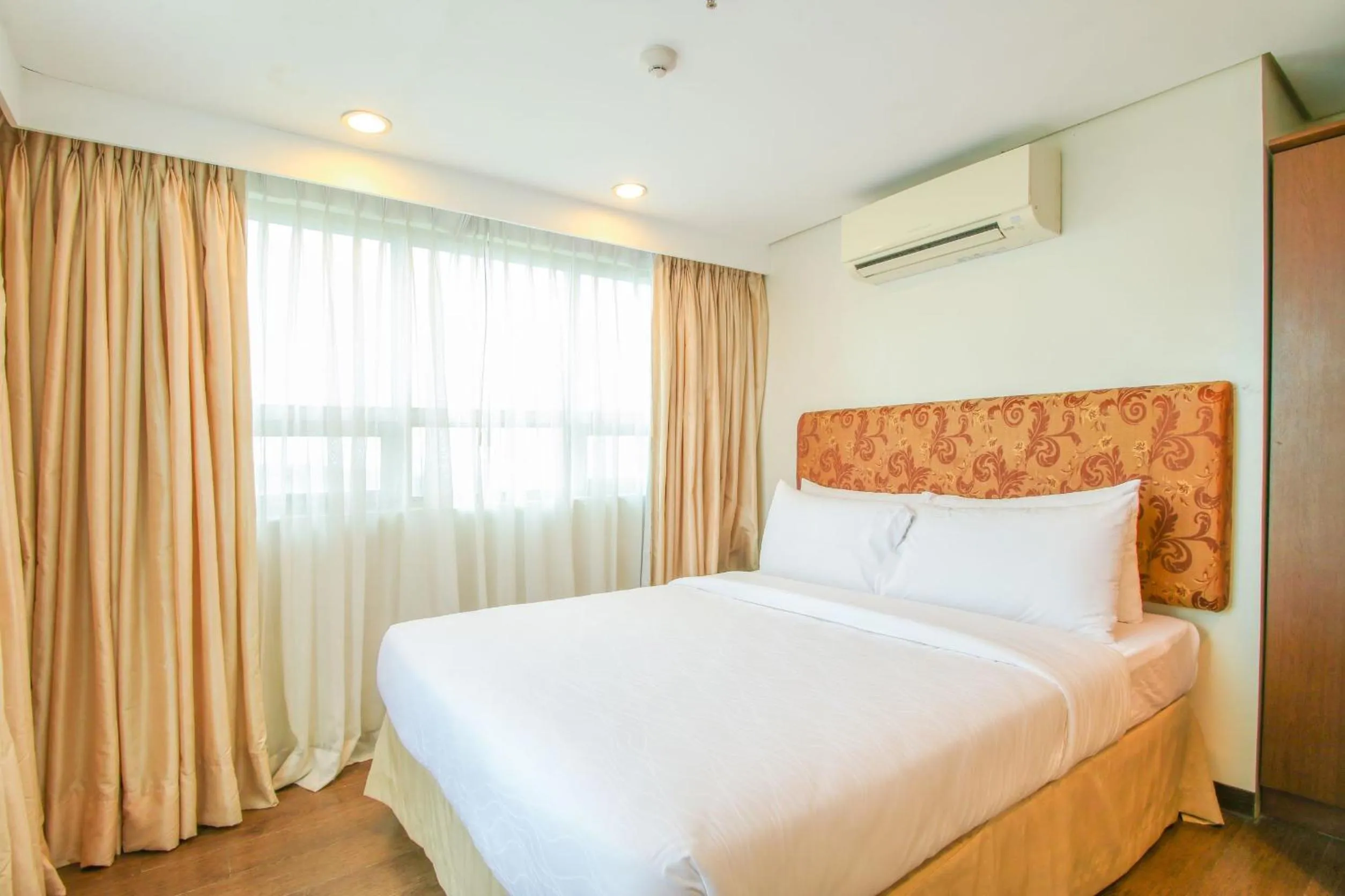 Bed in One Tagaytay Place Hotel Suites OFFICIAL ACCOUNT