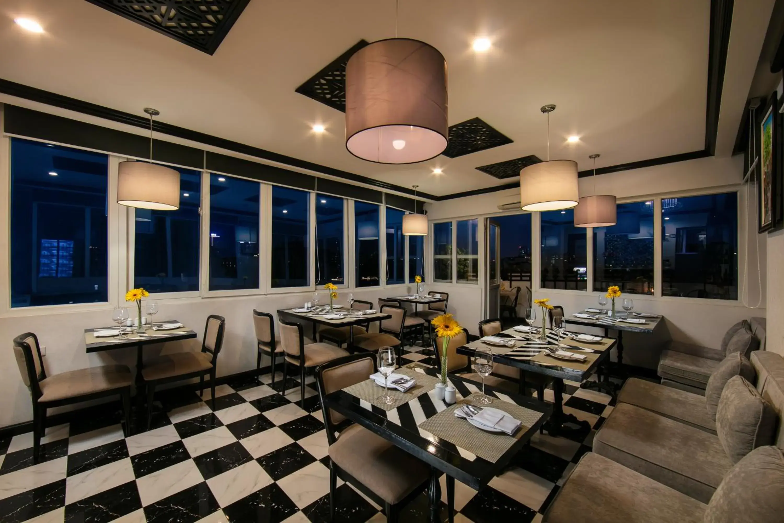 Restaurant/places to eat in Serenity Diamond Hotel Restaurant/places to eat in Serenity Diamond Hotel
