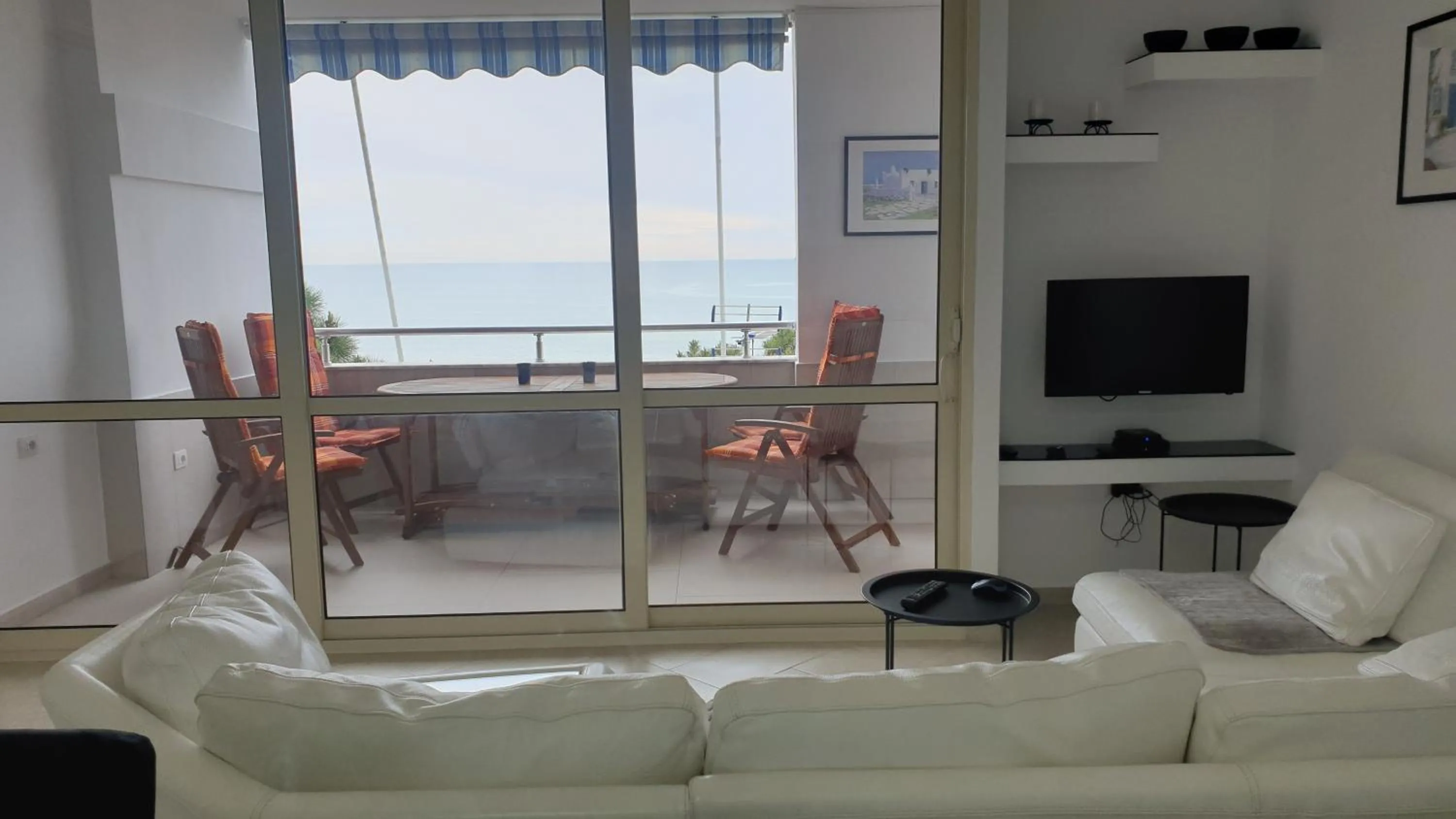 TV and multimedia in M&I Beach Apartment with Sea View