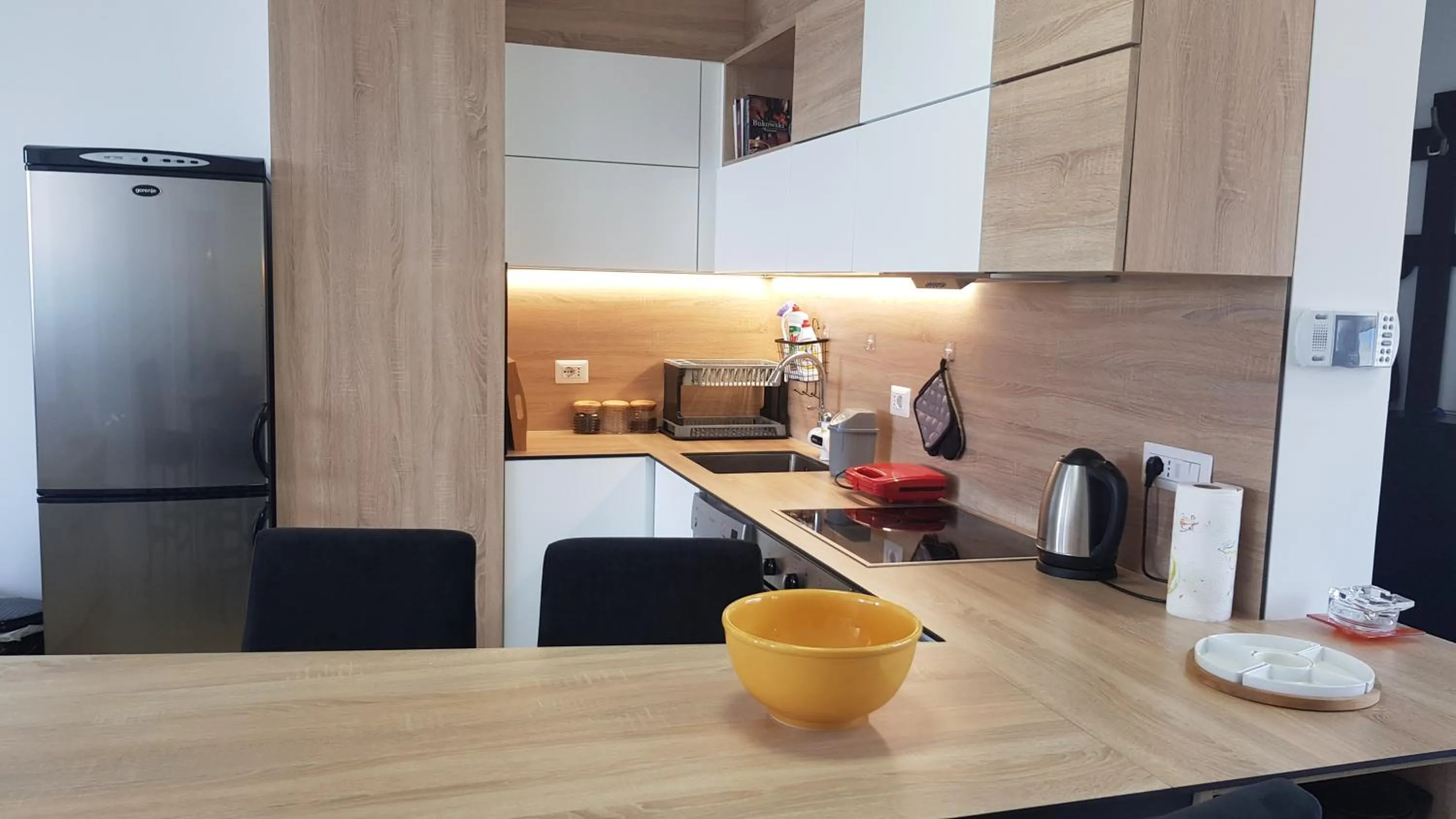 Kitchen or kitchenette in M&I Beach Apartment with Sea View