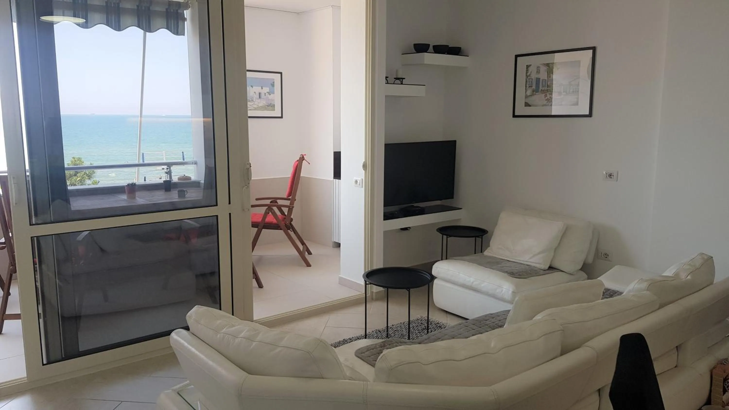 TV and multimedia in M&I Beach Apartment with Sea View