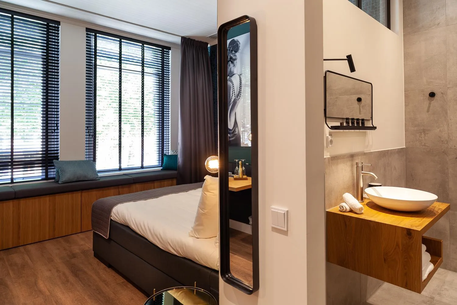 Shower, Bed in Hotel Julien