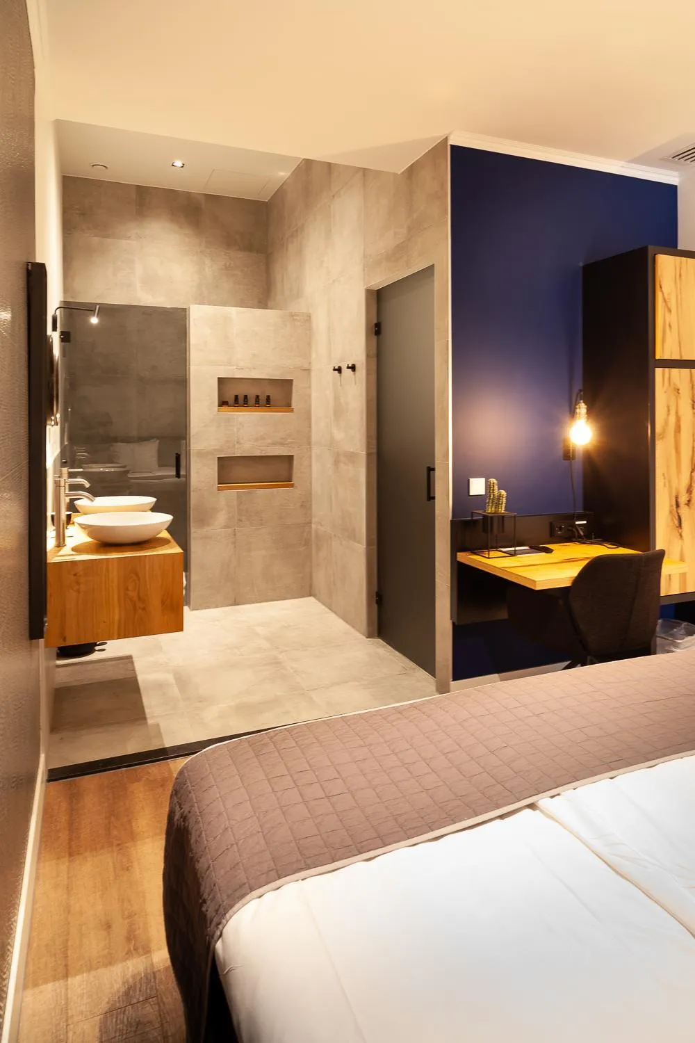 Shower, Bed in Hotel Julien