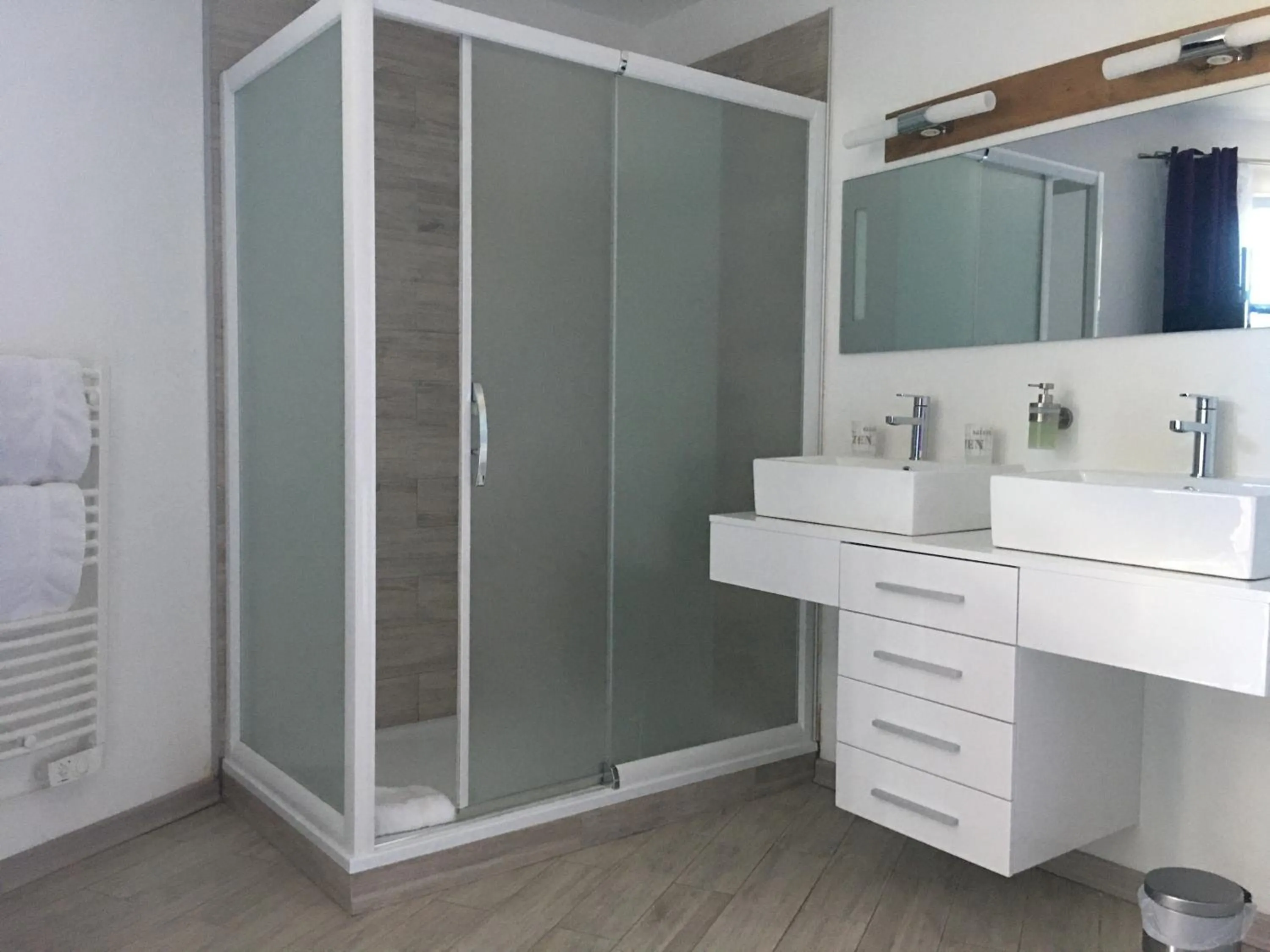 Shower in Le Jardin de Celina