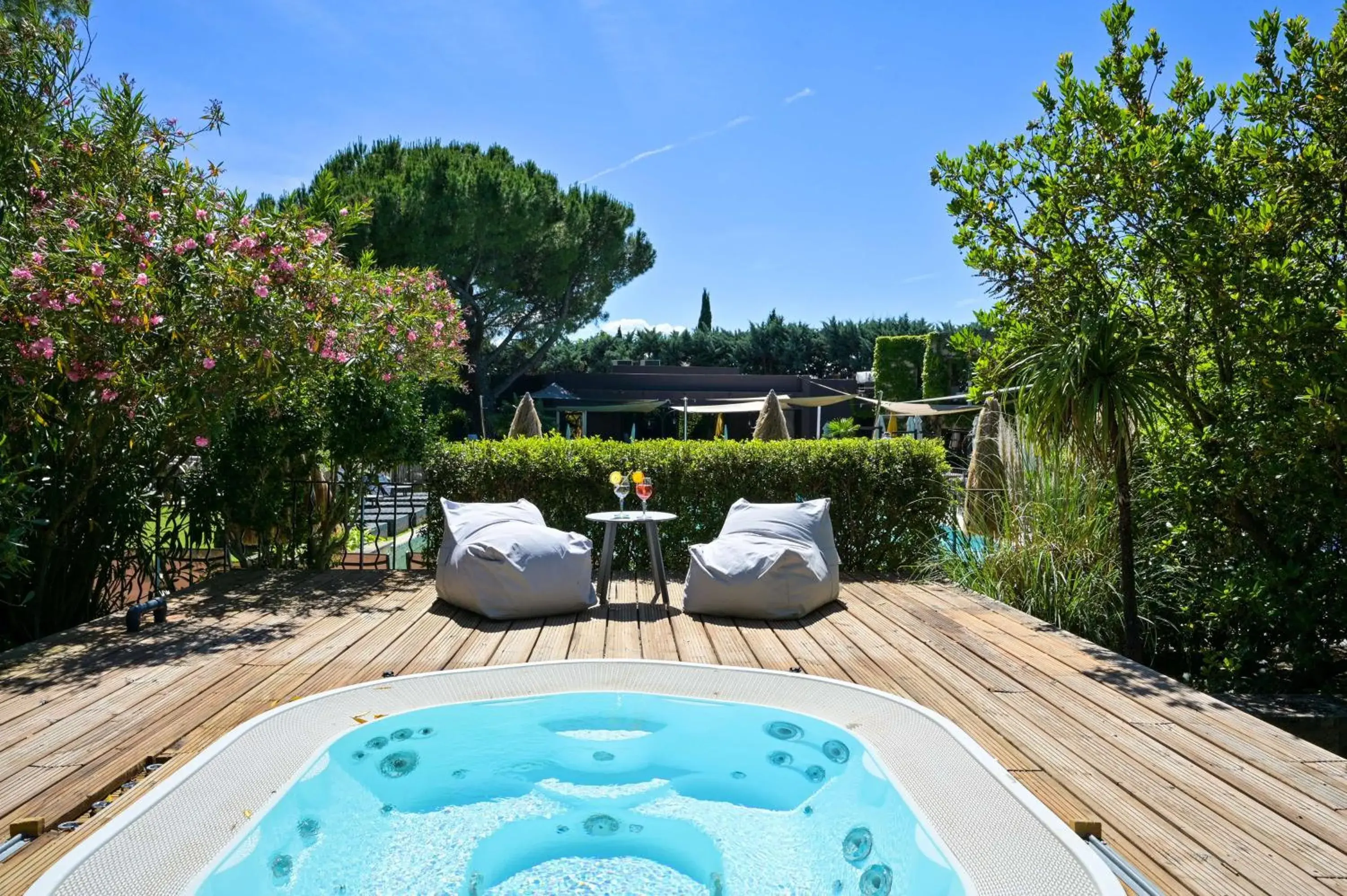 Pool view in Best Western Sévan Parc Hôtel Pool view in Best Western Sévan Parc Hôtel