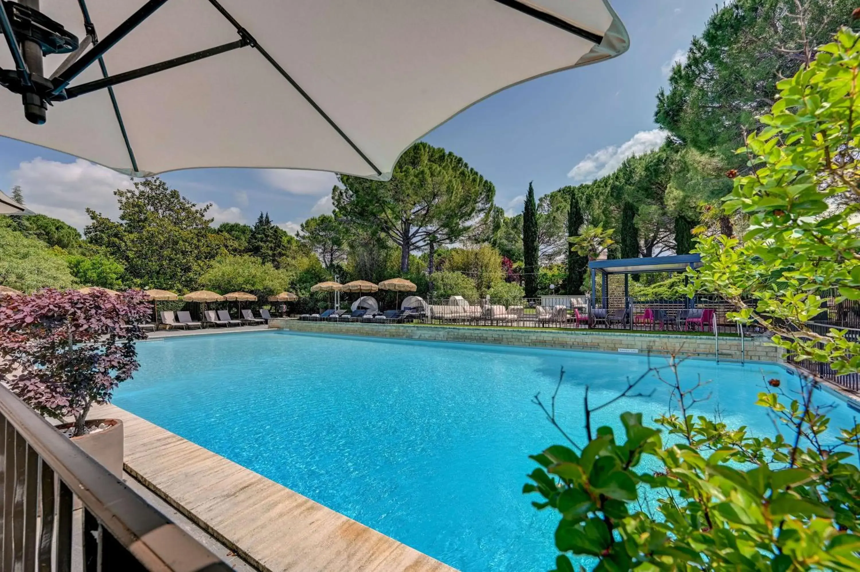 Pool view in Best Western Sévan Parc Hôtel Pool view in Best Western Sévan Parc Hôtel