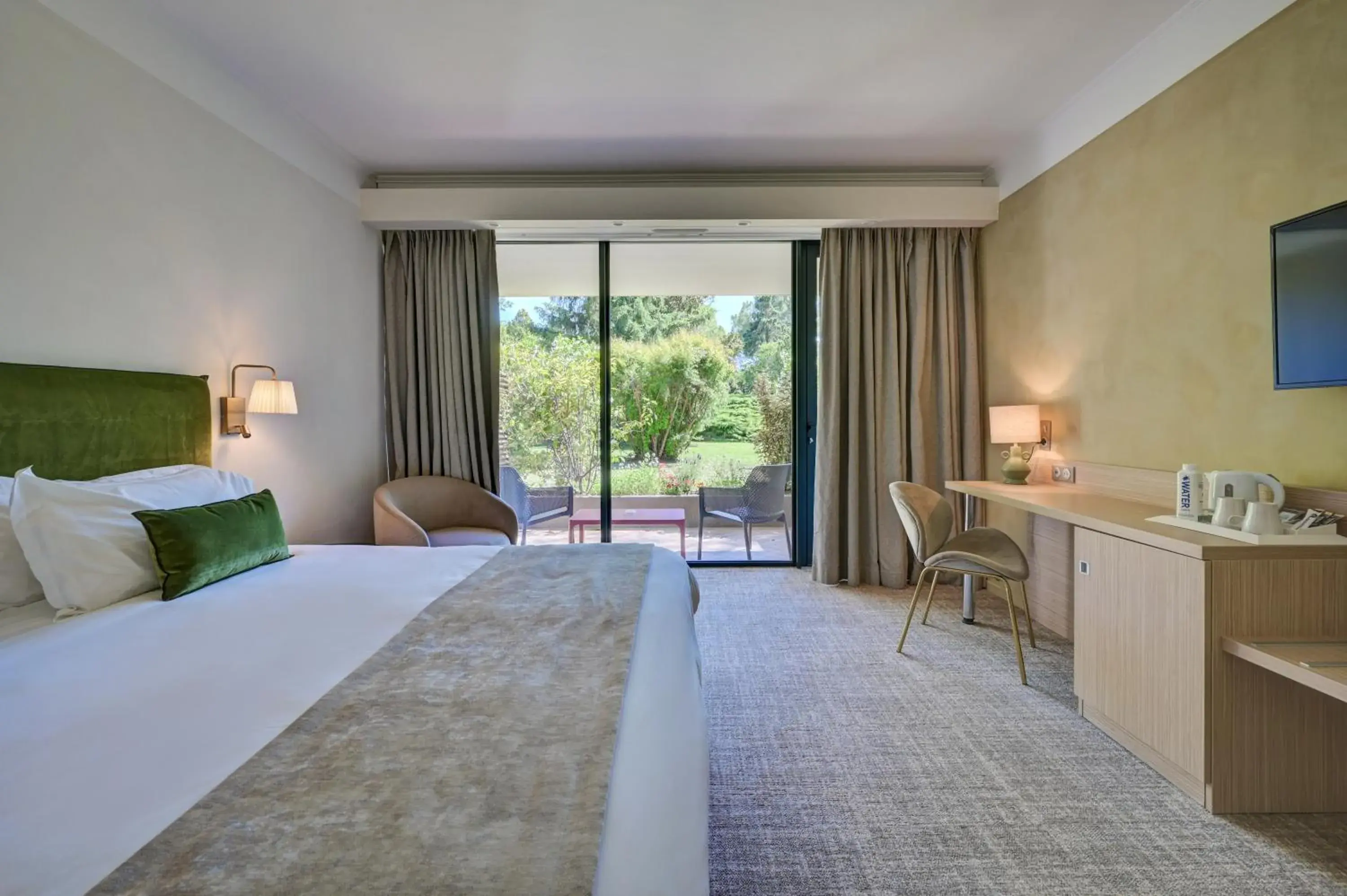 Photo of the whole room, Bed in Best Western Sévan Parc Hôtel Photo of the whole room, Bed in Best Western Sévan Parc Hôtel