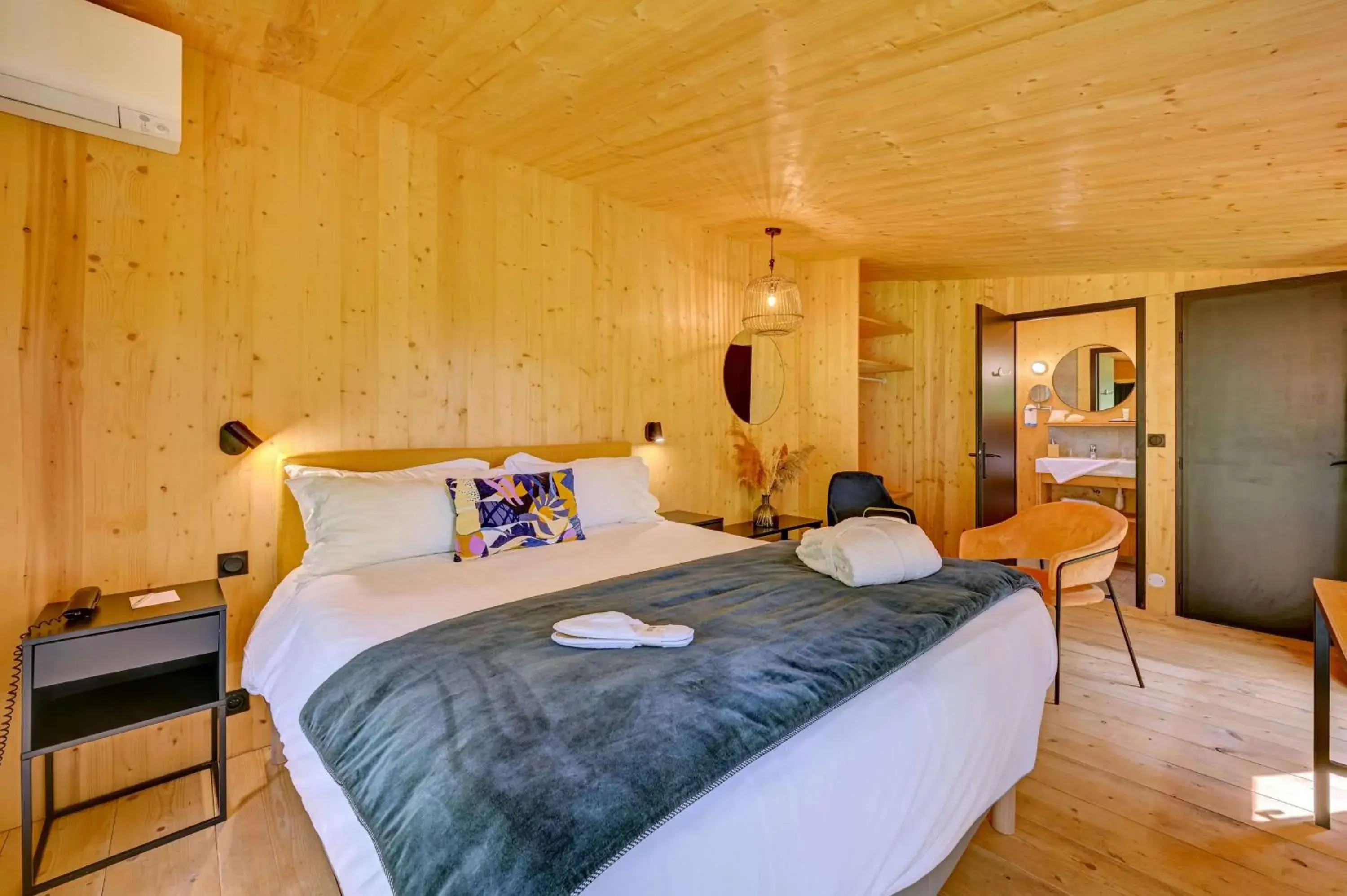 Bedroom, Bed in Best Western Sévan Parc Hôtel Bedroom, Bed in Best Western Sévan Parc Hôtel