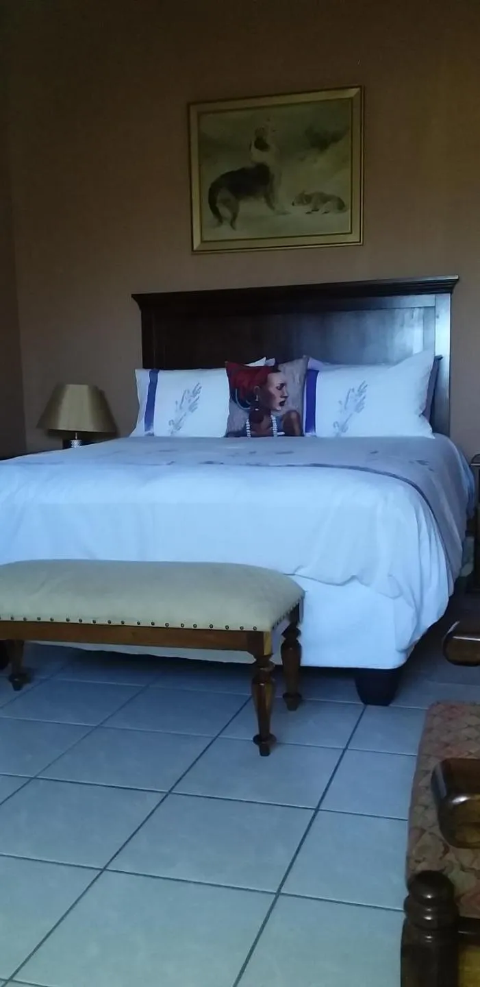 Bed in Kwa-Dlamathe Guesthouse