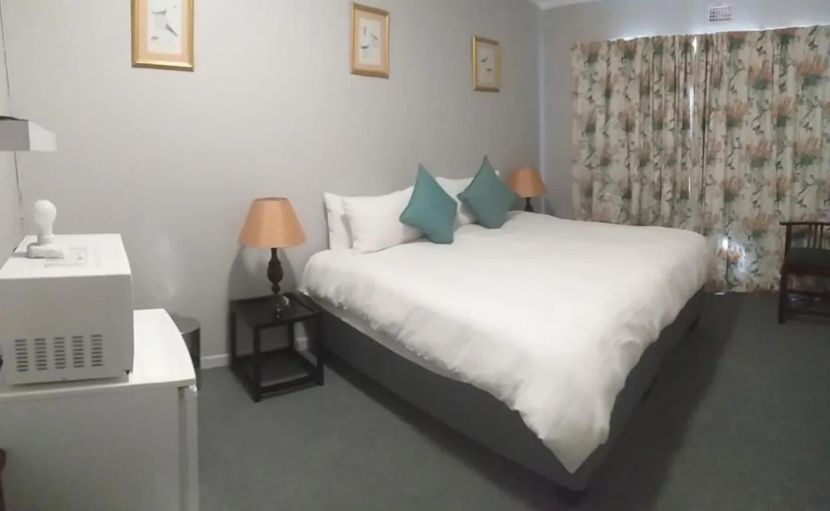 Bed in Kwa-Dlamathe Guesthouse