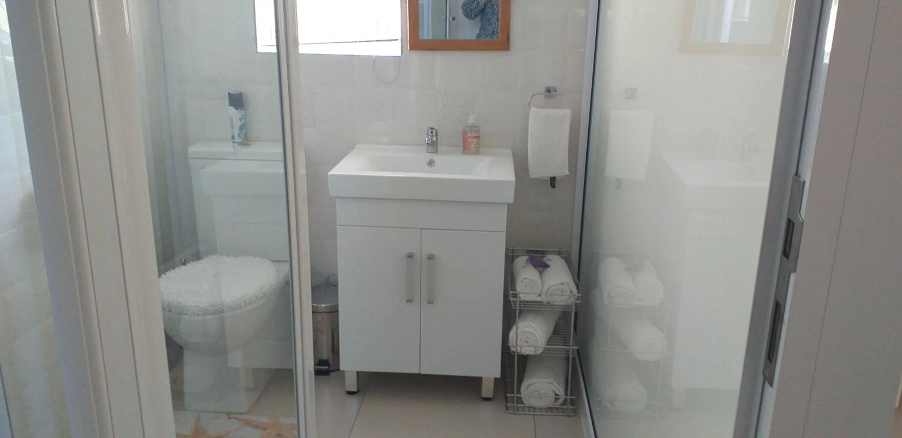 Shower in Kwa-Dlamathe Guesthouse