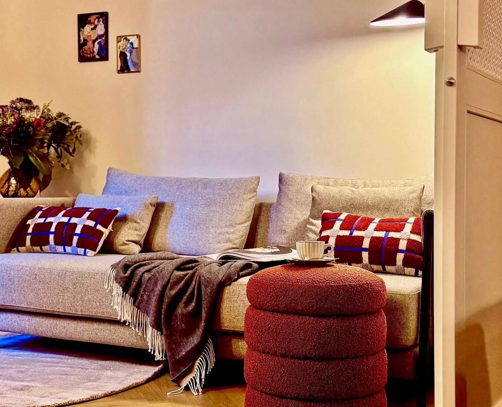 Living room, Bed in Cora Apartments