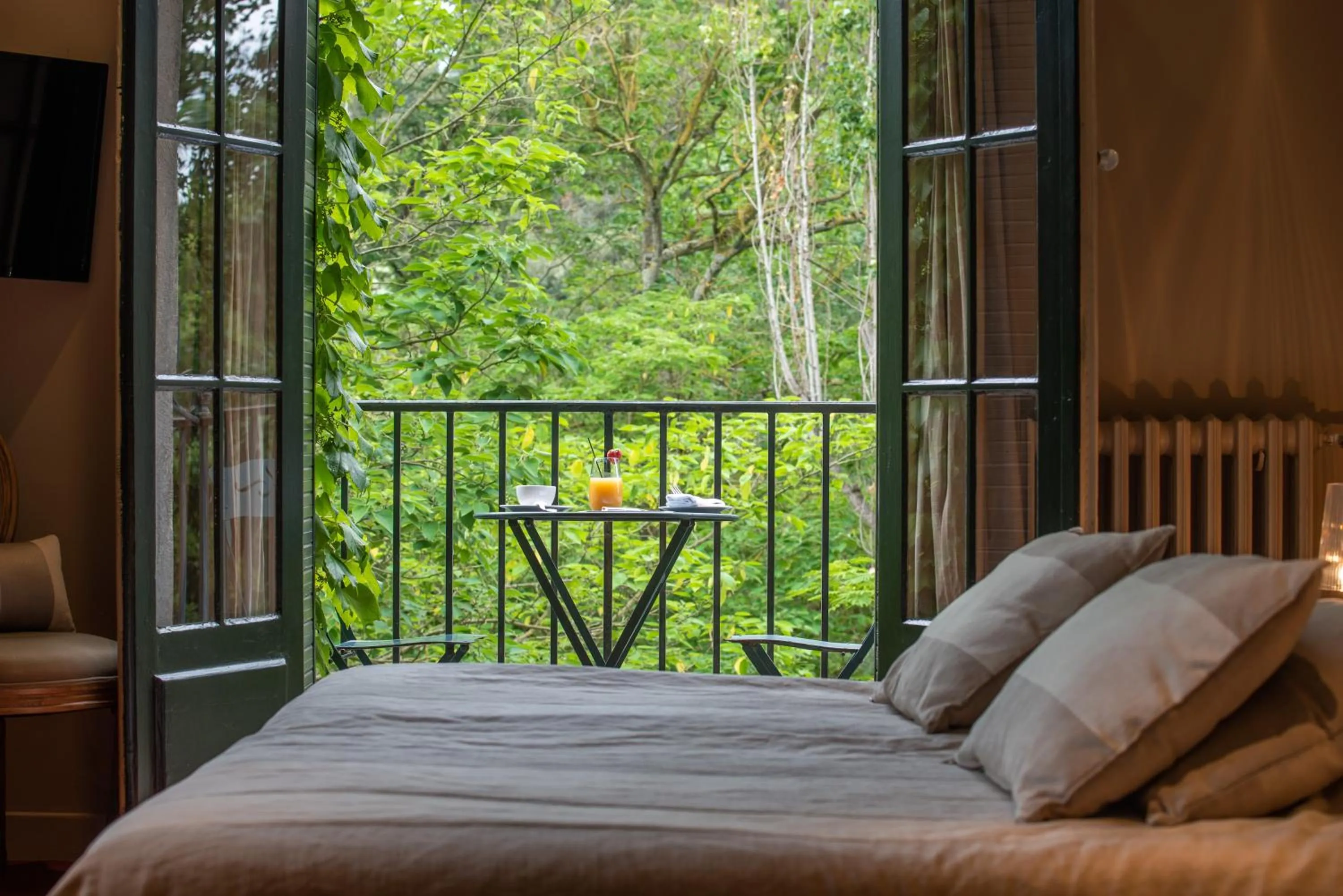 Balcony/Terrace, Bed in Domaine d'Auriac - Relais & Châteaux