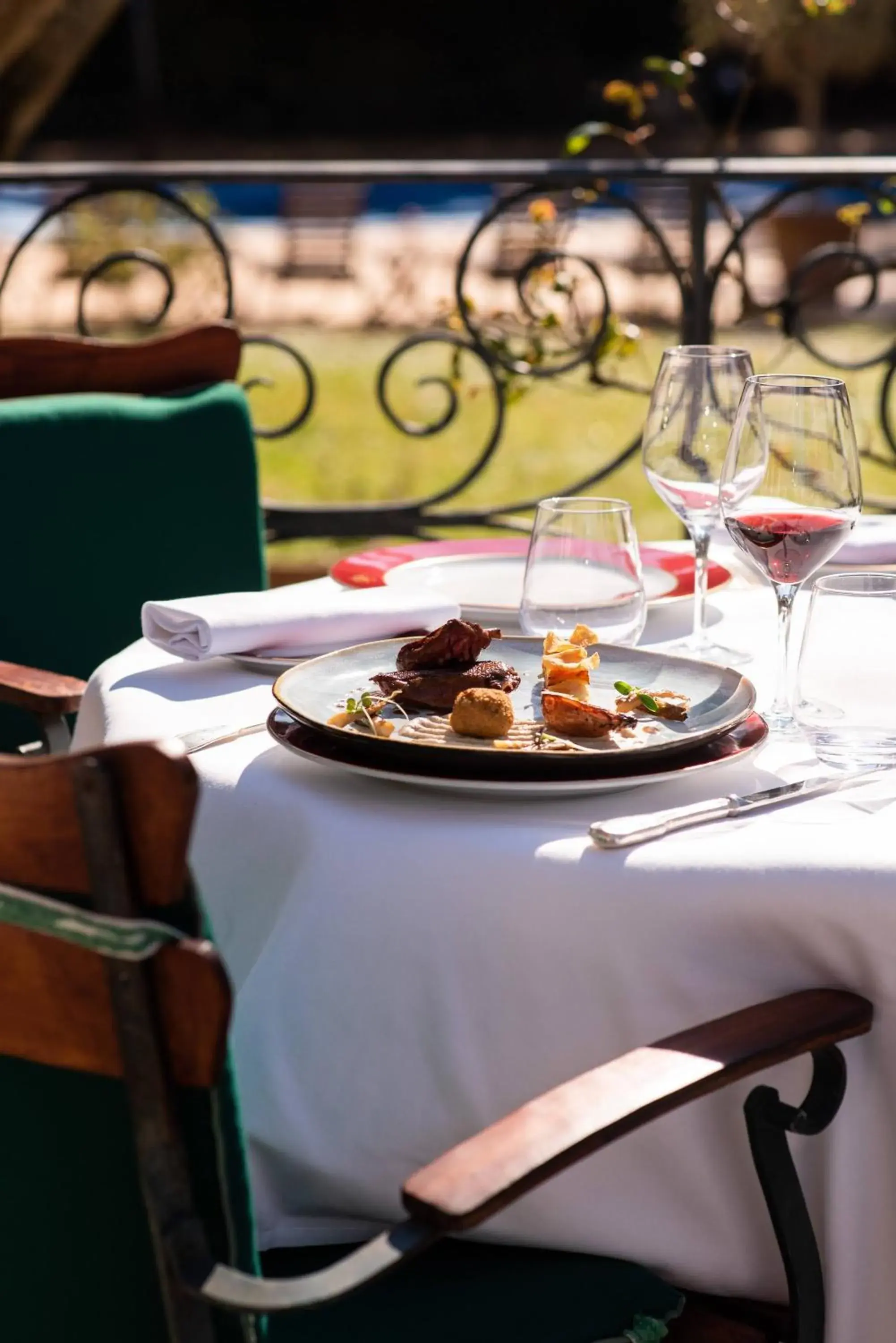 Patio, Restaurant/Places to Eat in Domaine d'Auriac - Relais & Châteaux