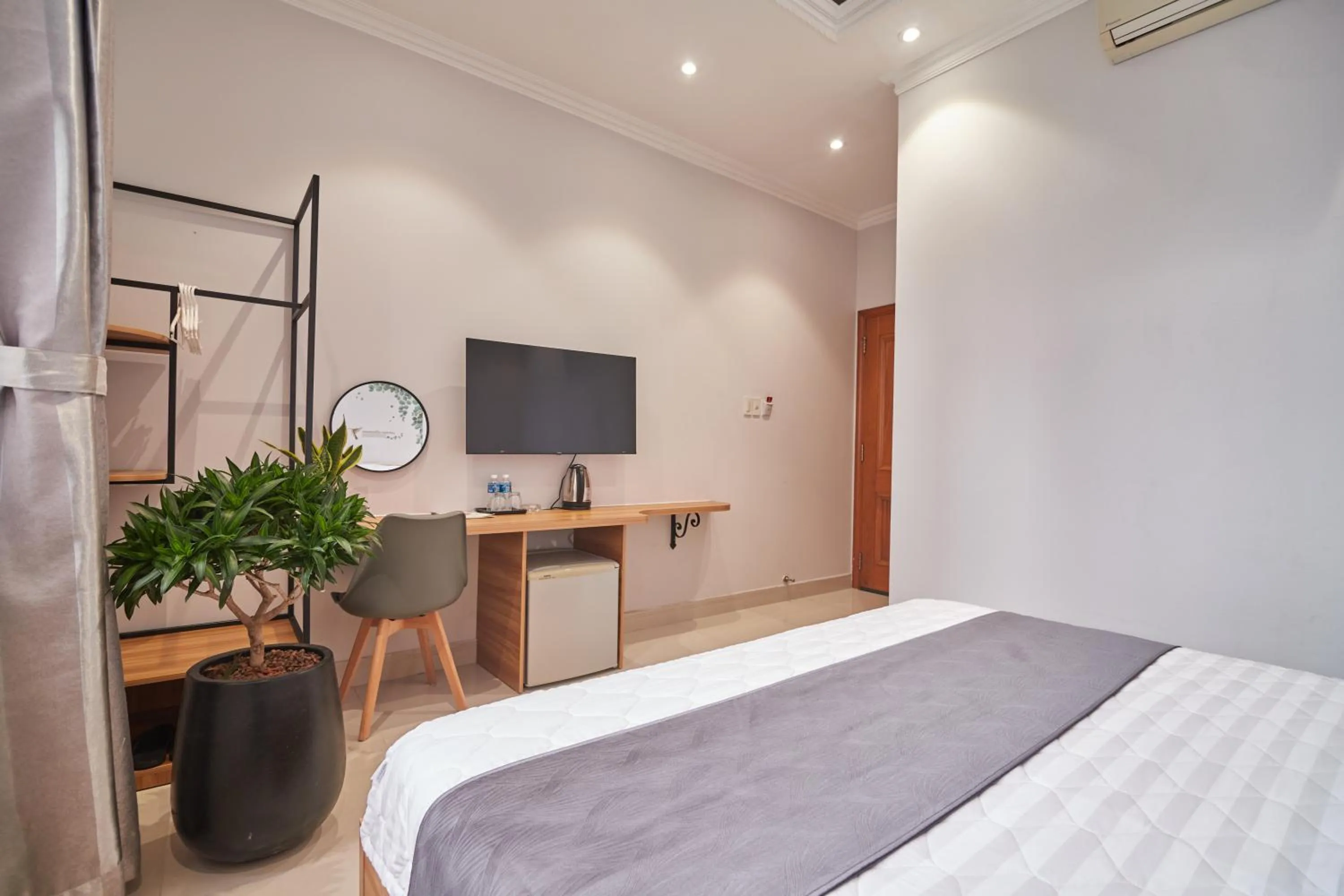 Bedroom, Bed in Bin Bin Hotel 2 - Near Him Lam D7