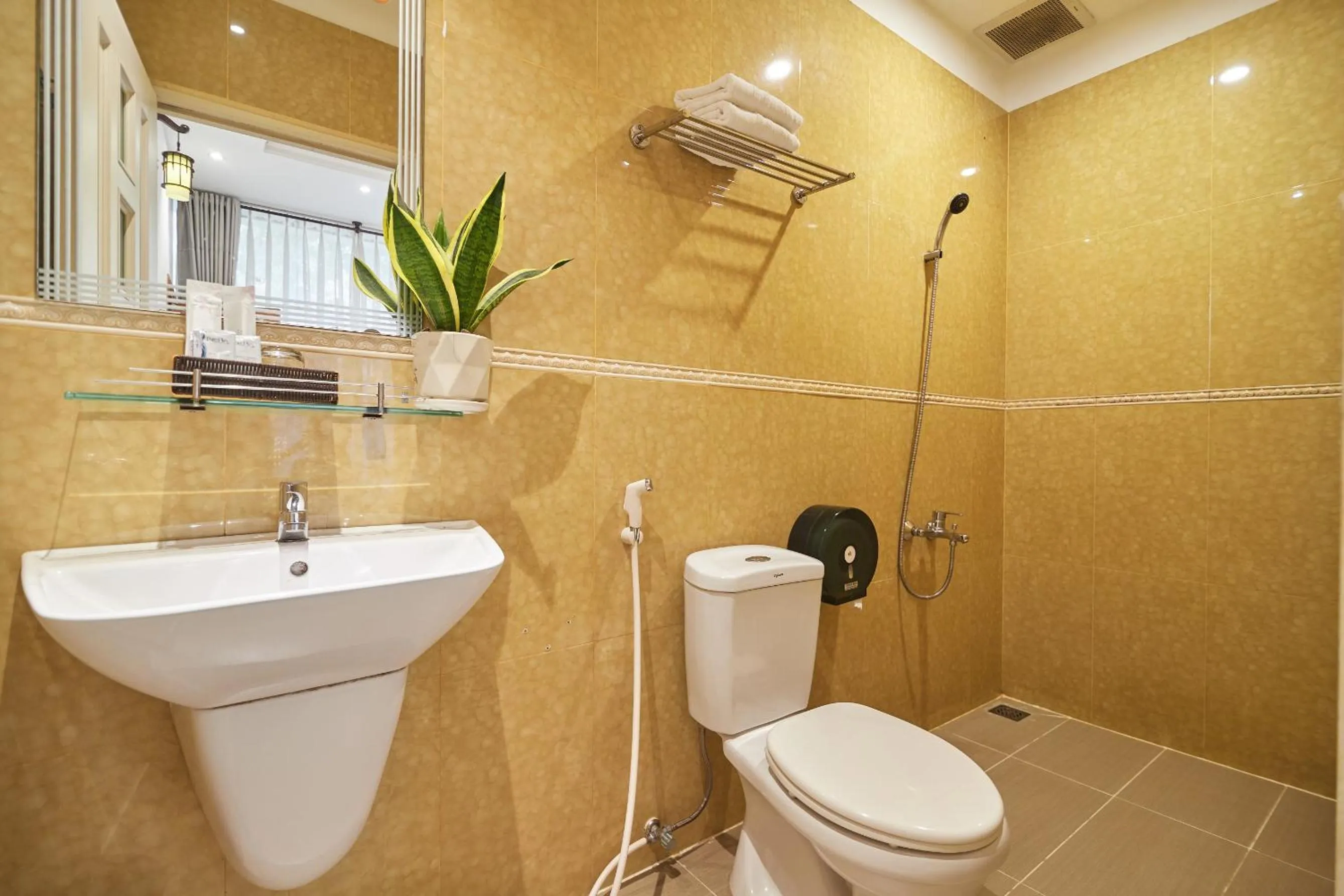 Bathroom in Bin Bin Hotel 2 - Near Him Lam D7