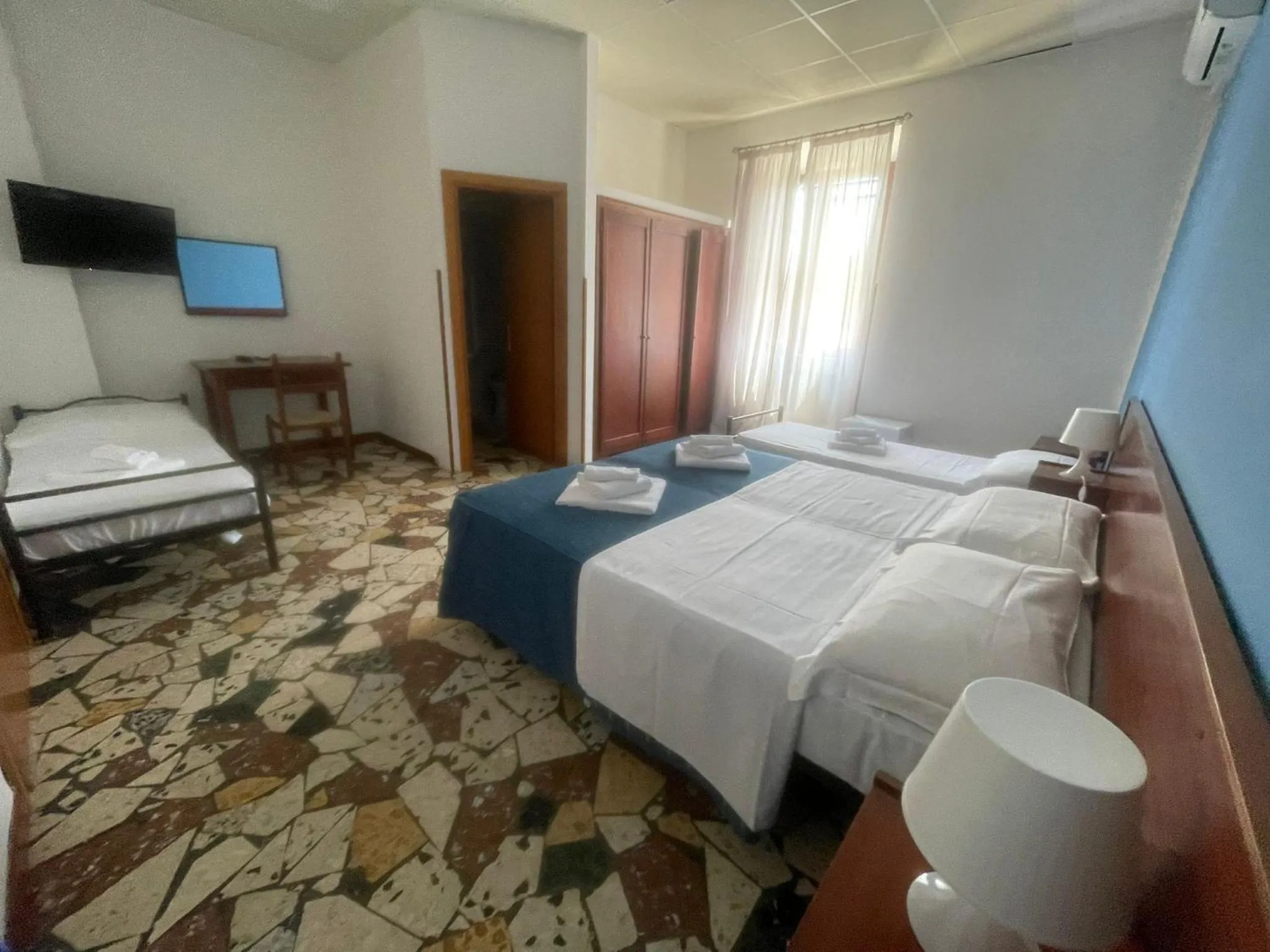 Bedroom, Bed in Hotel Mercede 2