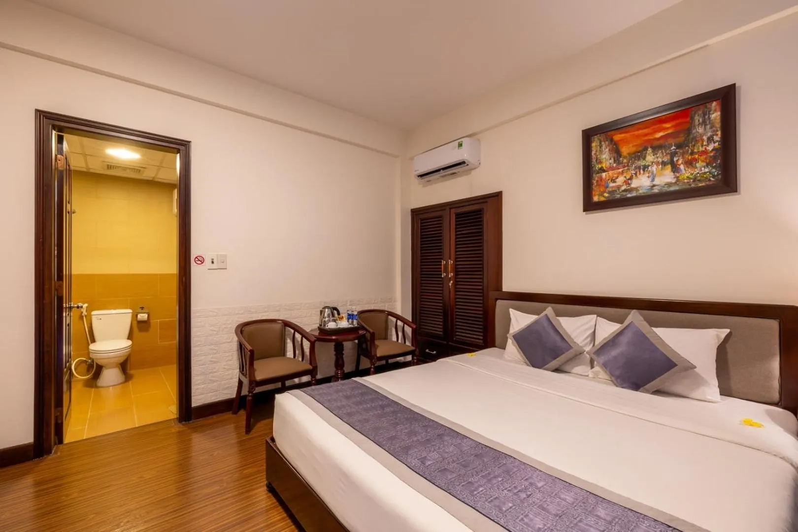 Property building, Bed in Baly Hotel Hue