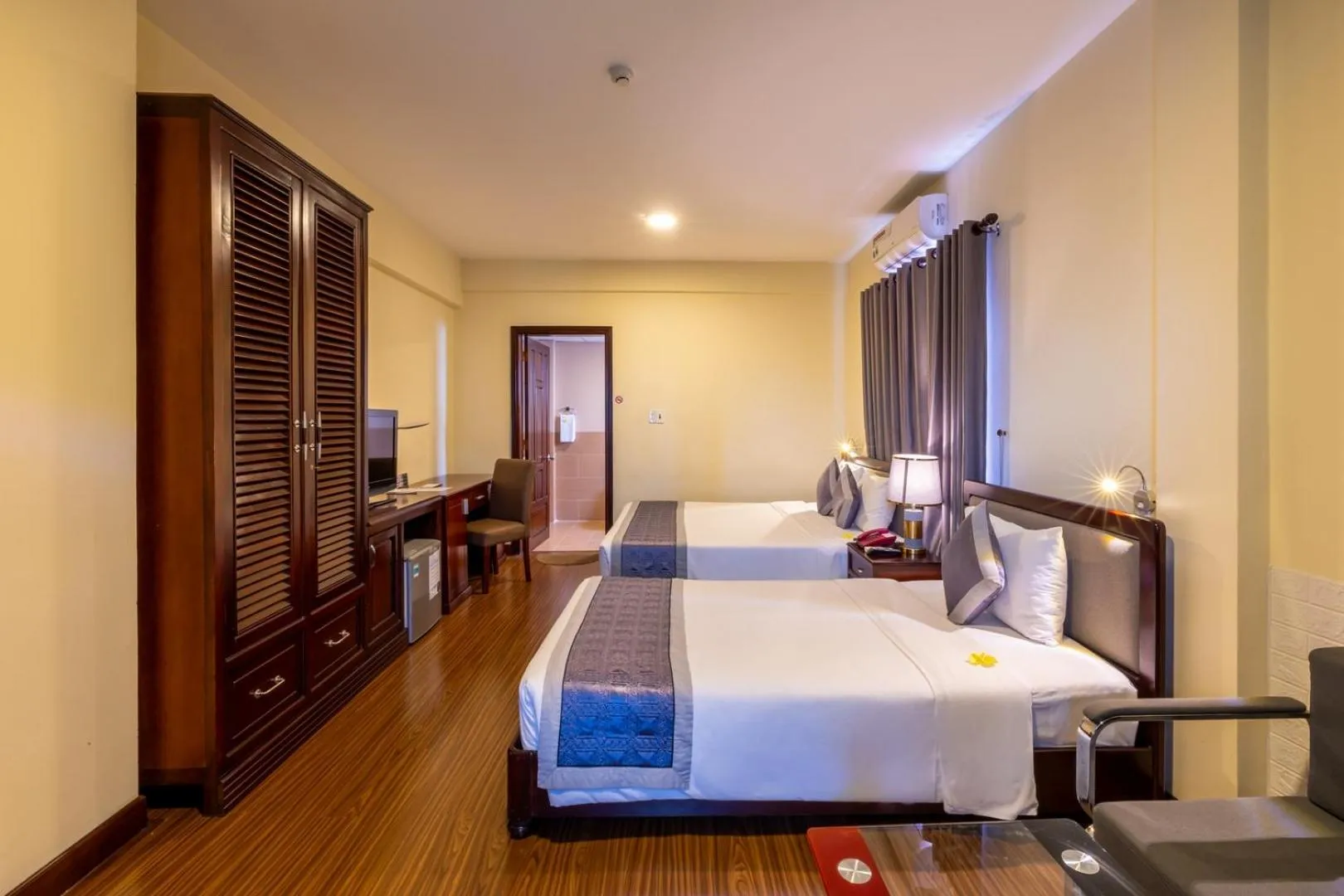 Property building, Bed in Baly Hotel Hue