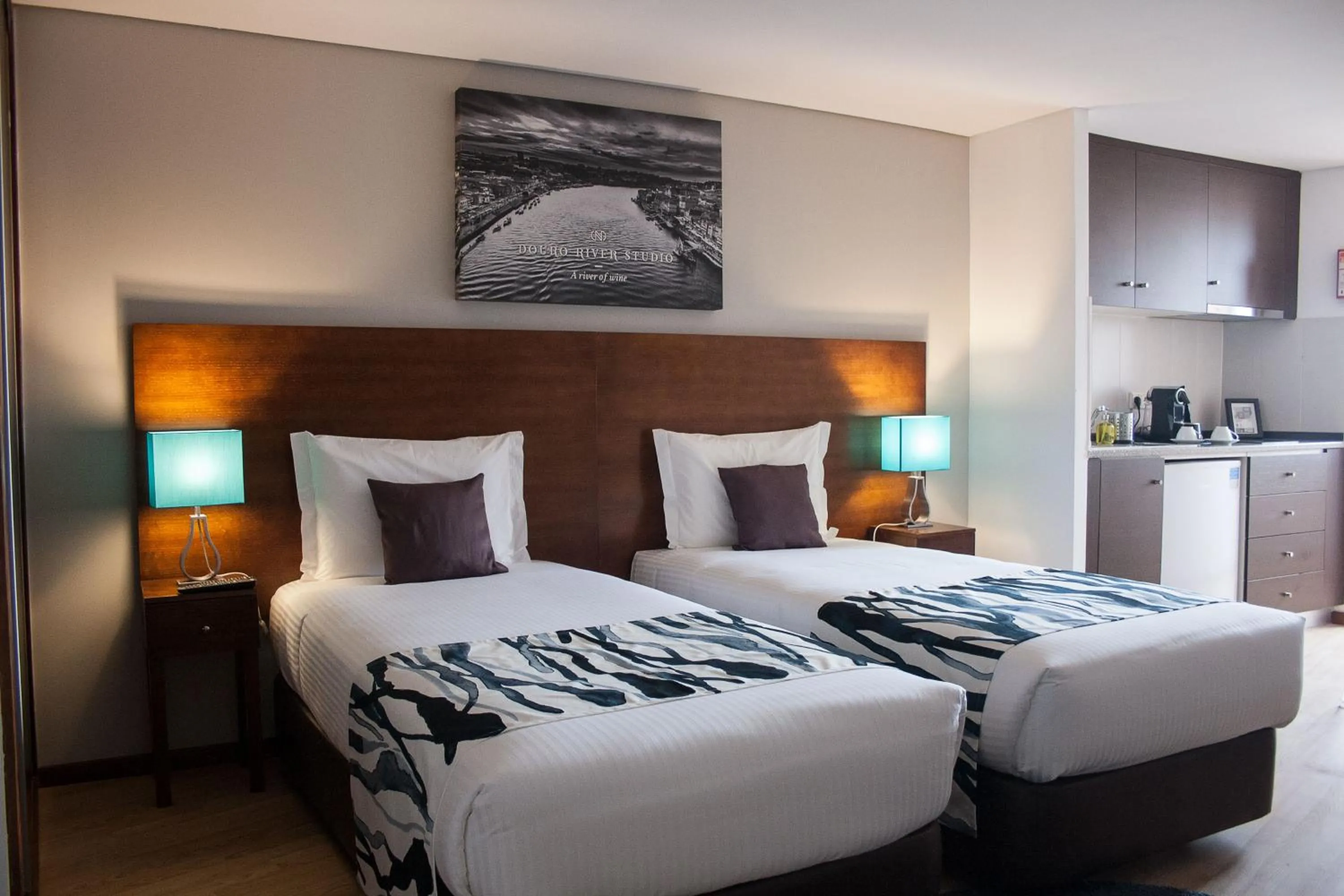 Bed in Nations Porto - Studios & Suites