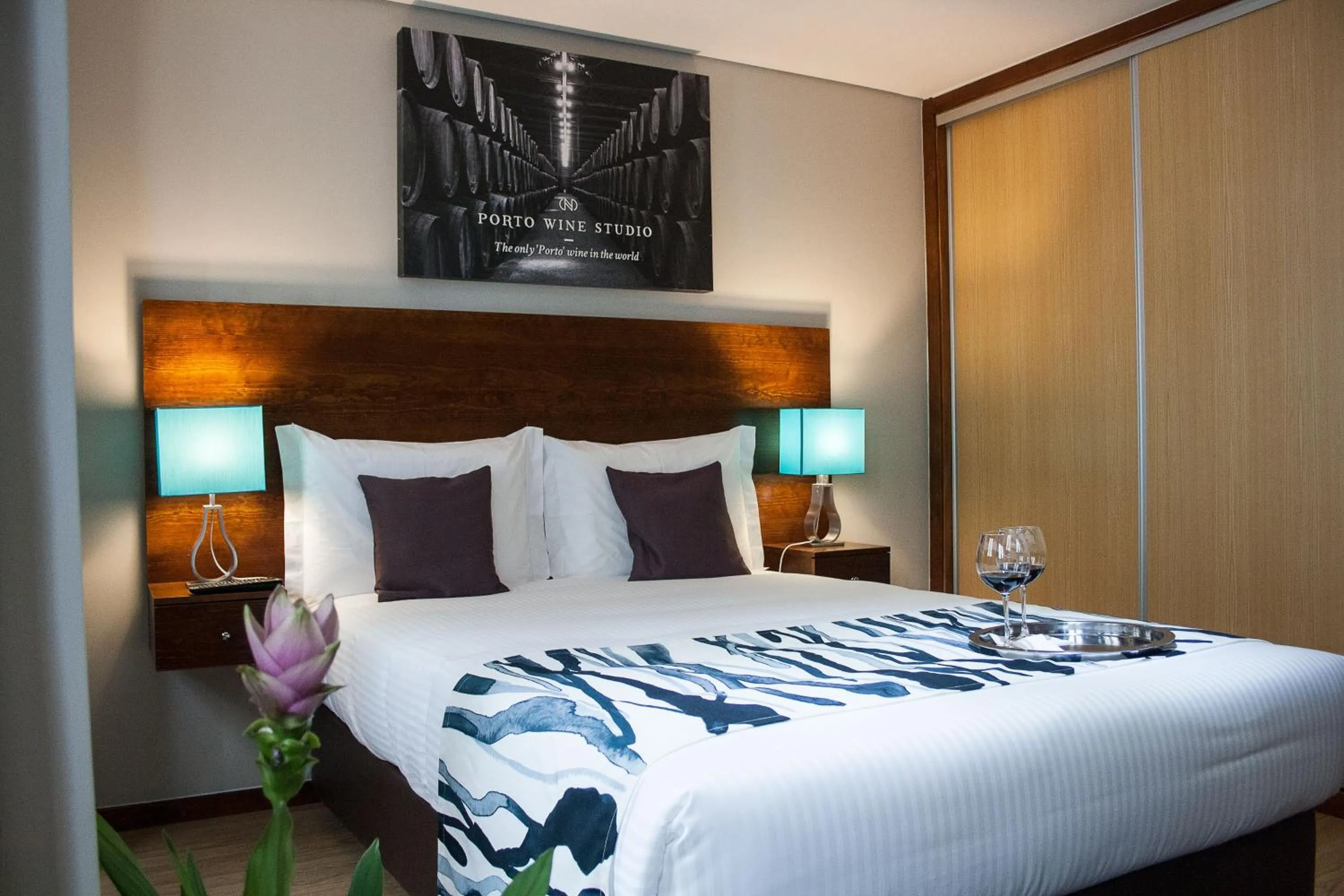 Bed in Nations Porto - Studios & Suites