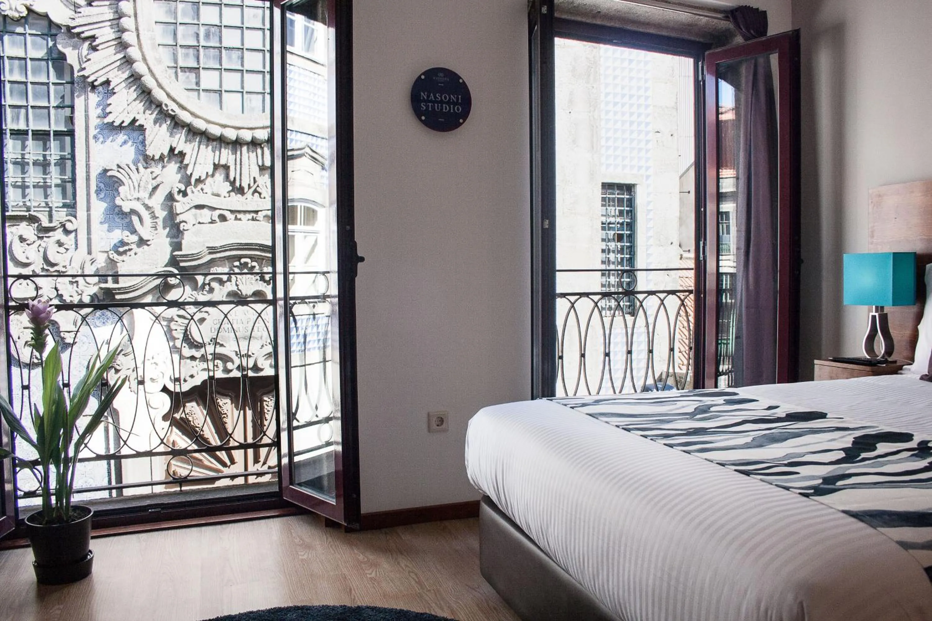 Balcony/Terrace, Bed in Nations Porto - Studios & Suites