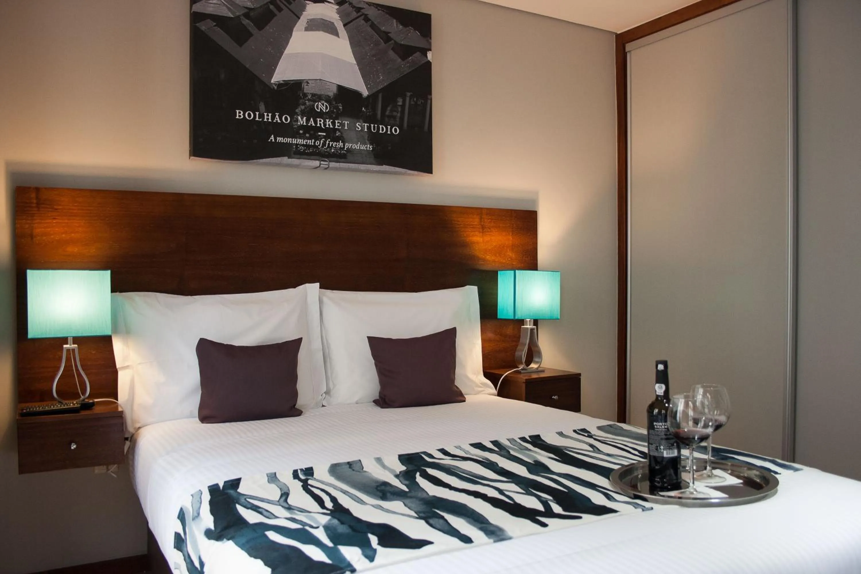 Photo of the whole room, Bed in Nations Porto - Studios & Suites