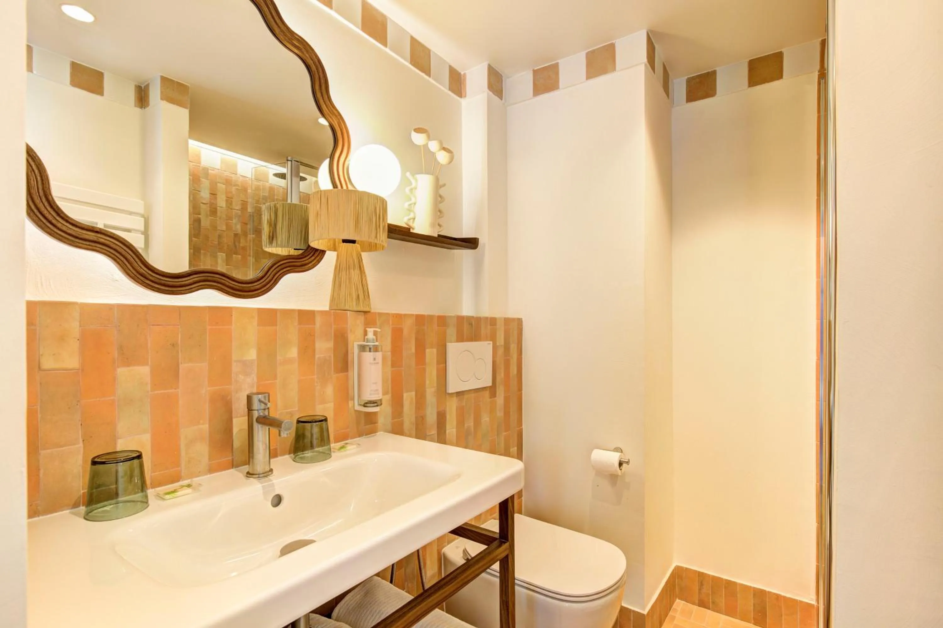 Shower in Hôtel Gabriel