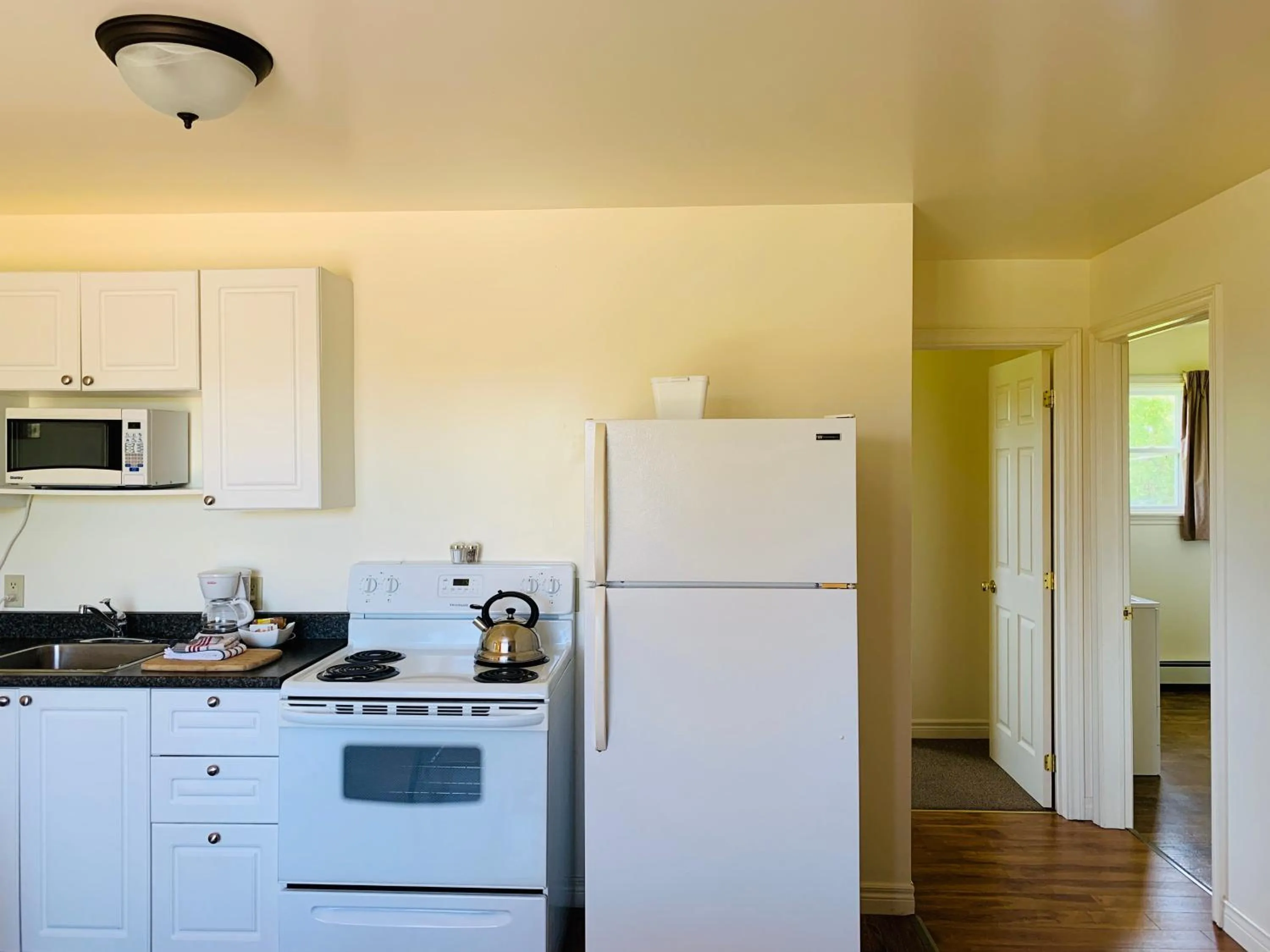 Kitchen or kitchenette in Fair Isle Motel