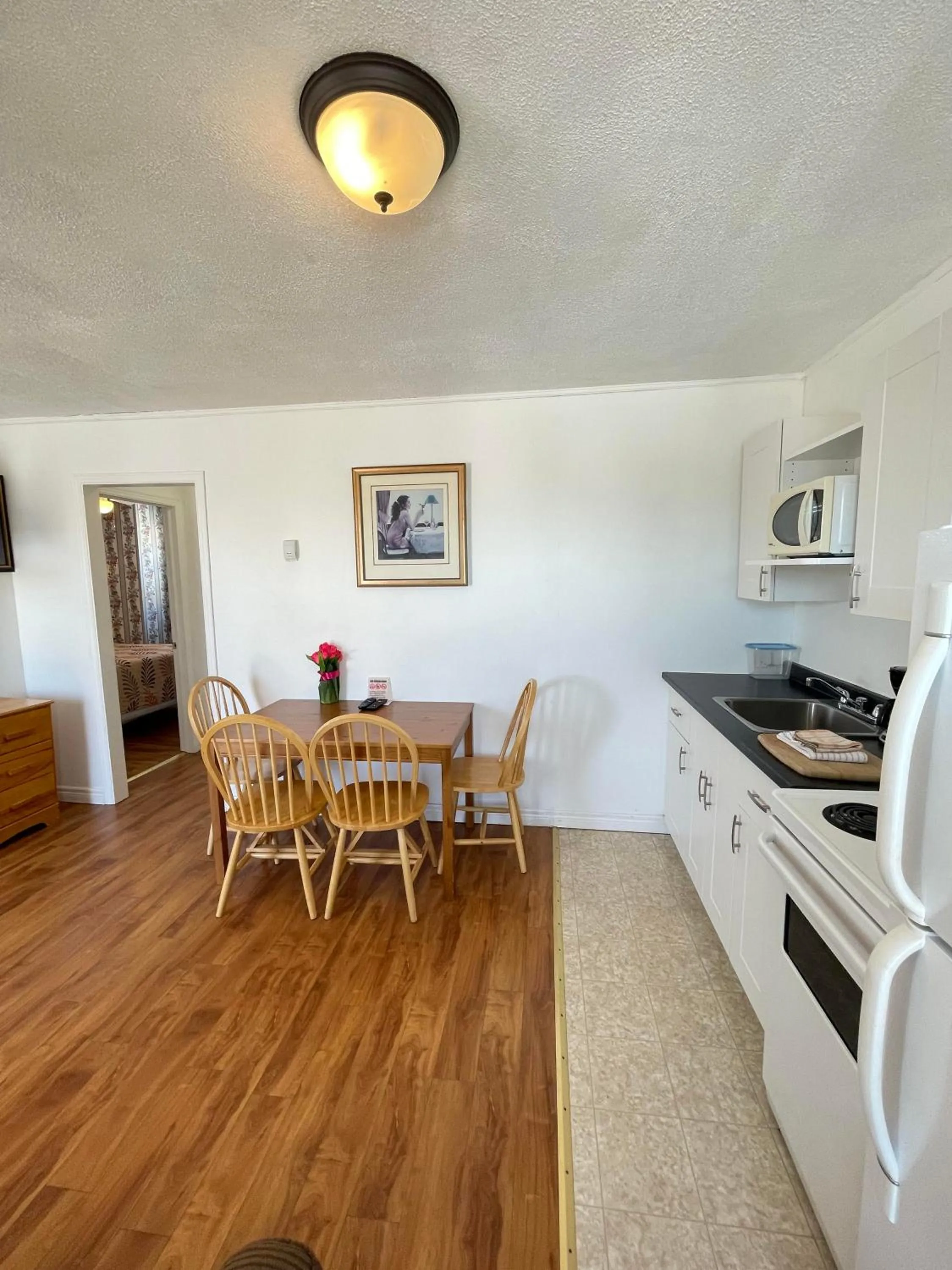 Kitchen or kitchenette in Fair Isle Motel