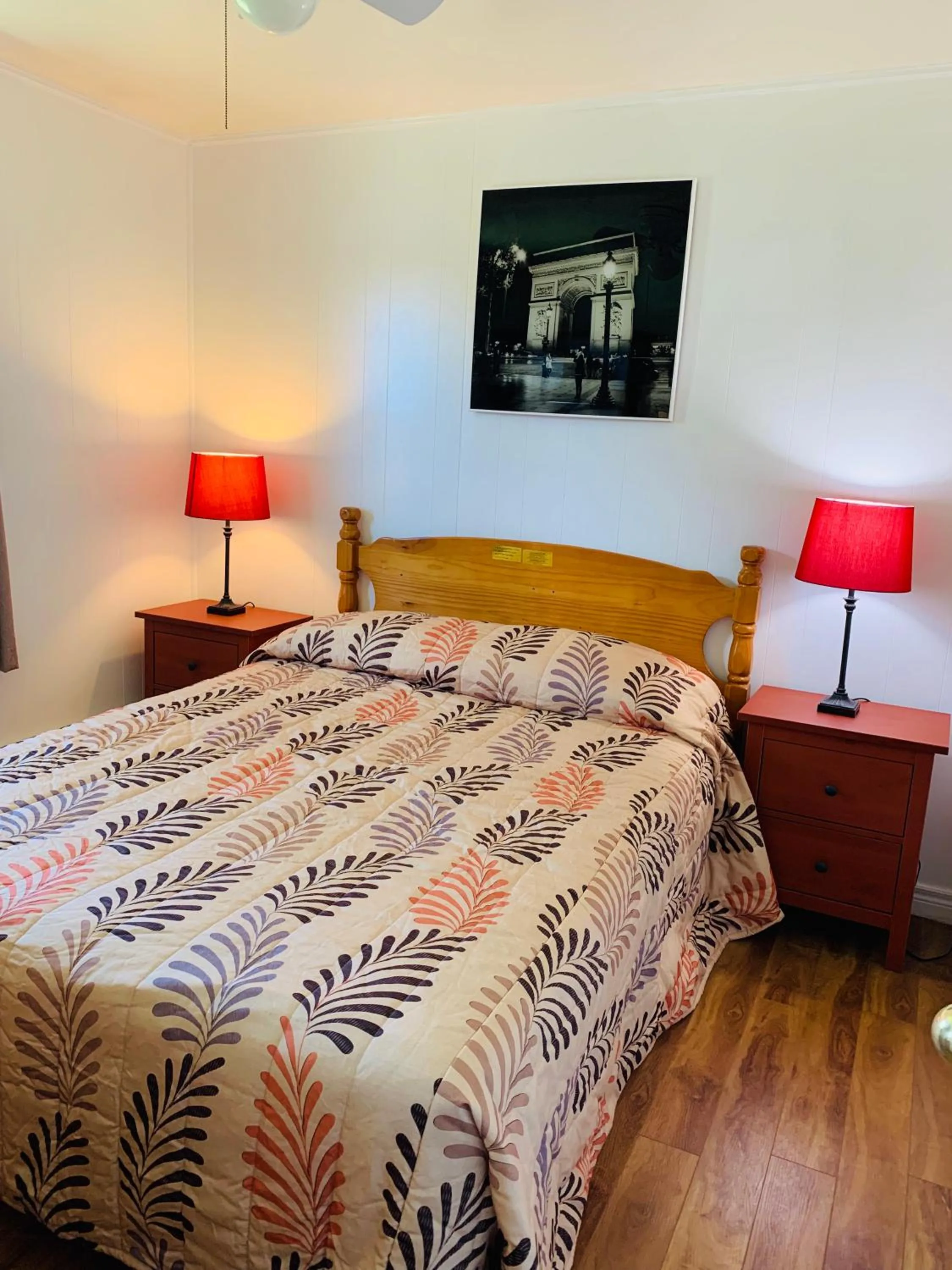 Bedroom, Bed in Fair Isle Motel